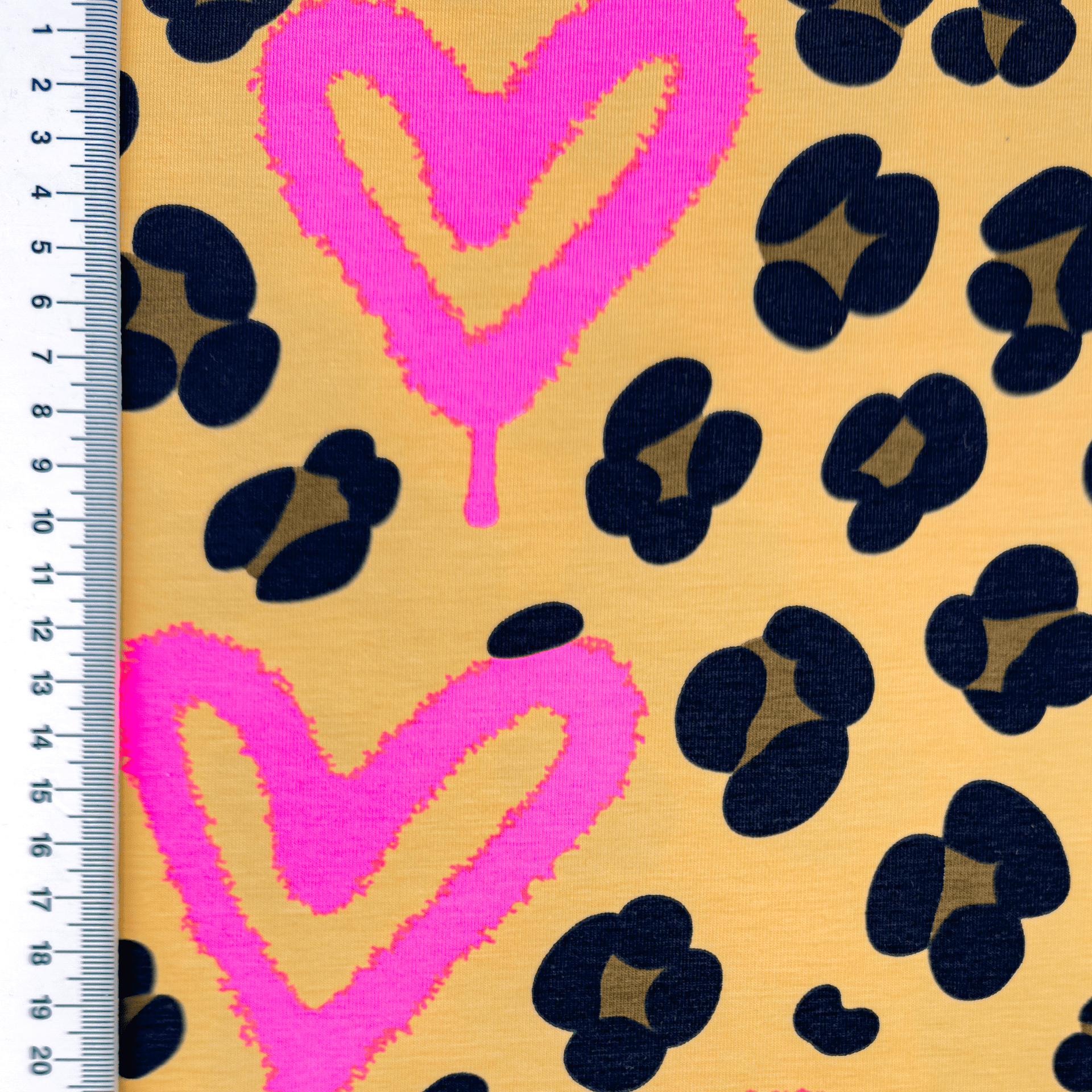 Baumwolljersey Digital mit neonpinken Herzen und Leopardenmuster - beige 