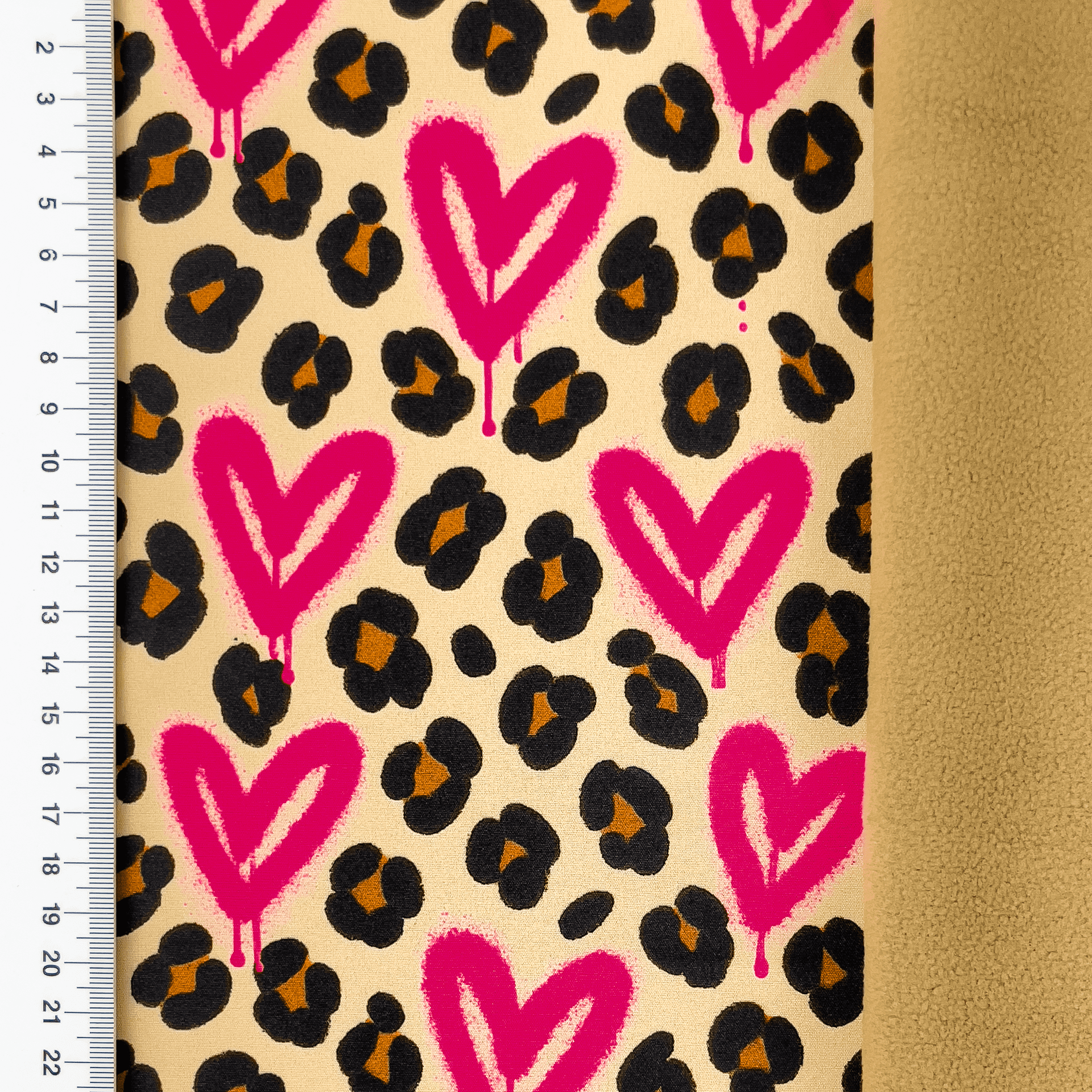 Softshell Digital mit Leopardenmuster und pinken Herzen - beige Softshell Digital mit Leopardenmuster und pinken Herzen - beige