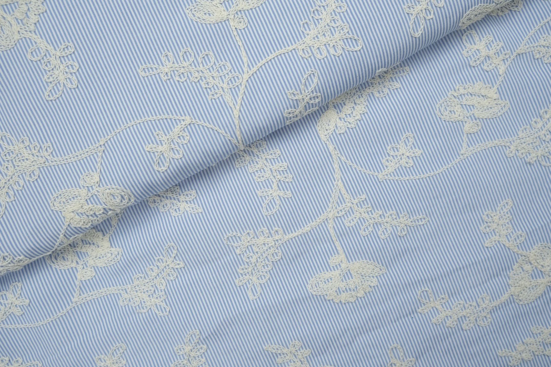 Embroidery Stoff mit feiner Stickerei gestreift - jeans hell/ecru