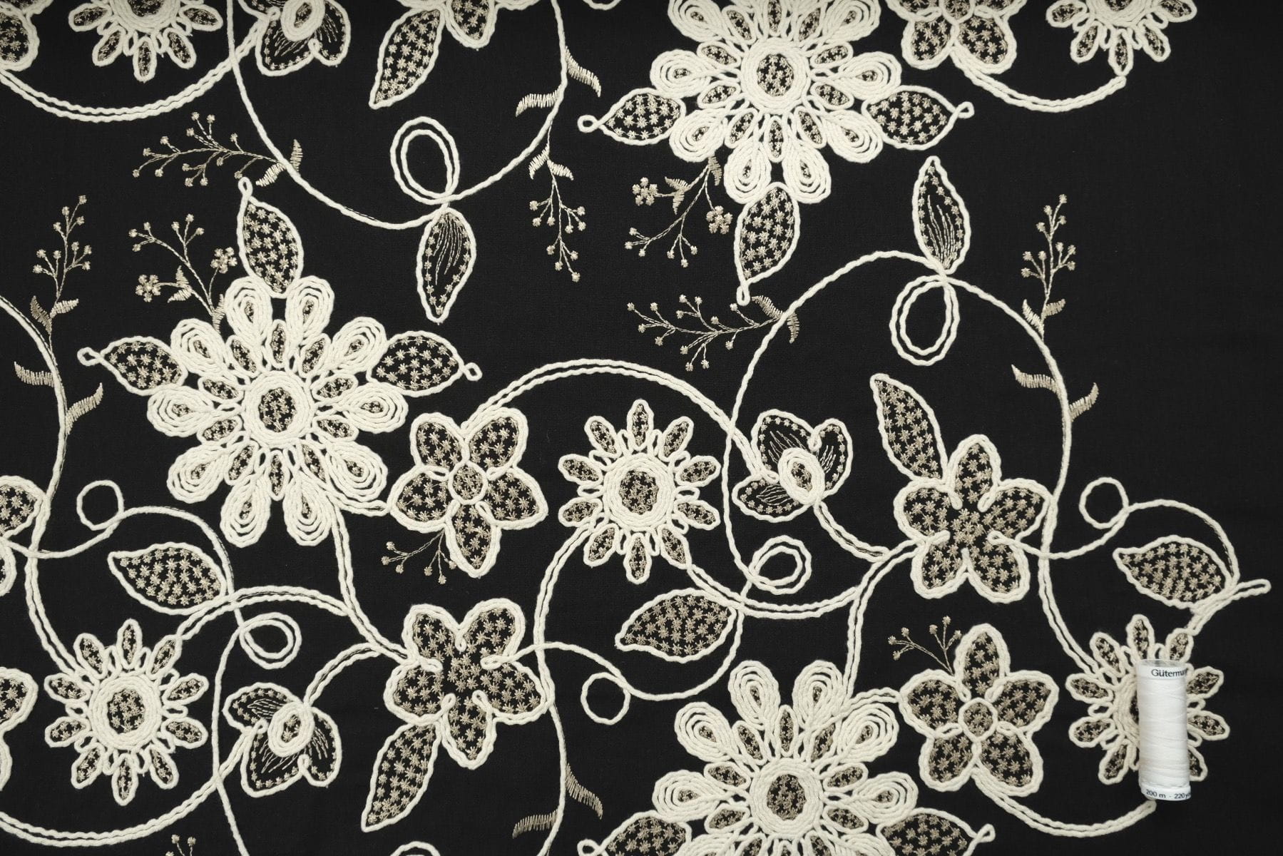 Leinenmix-Gewebe mit floraler Reliefstickerei - schwarz