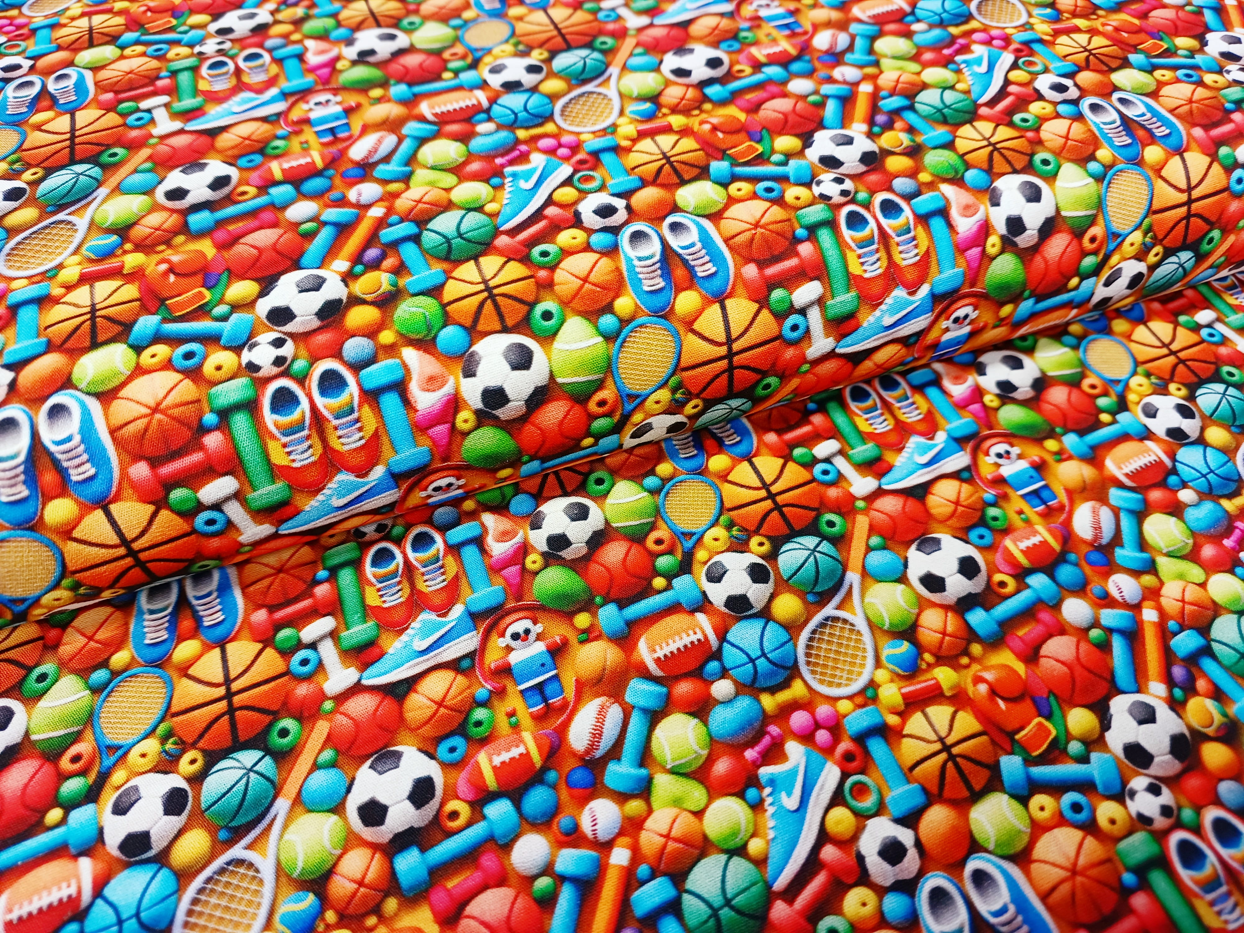 Baumwollstoff Popeline Digitaldruck mit bunten Sportmotiven  Baumwollstoff Popeline Digitaldruck mit bunten Sportmotiven