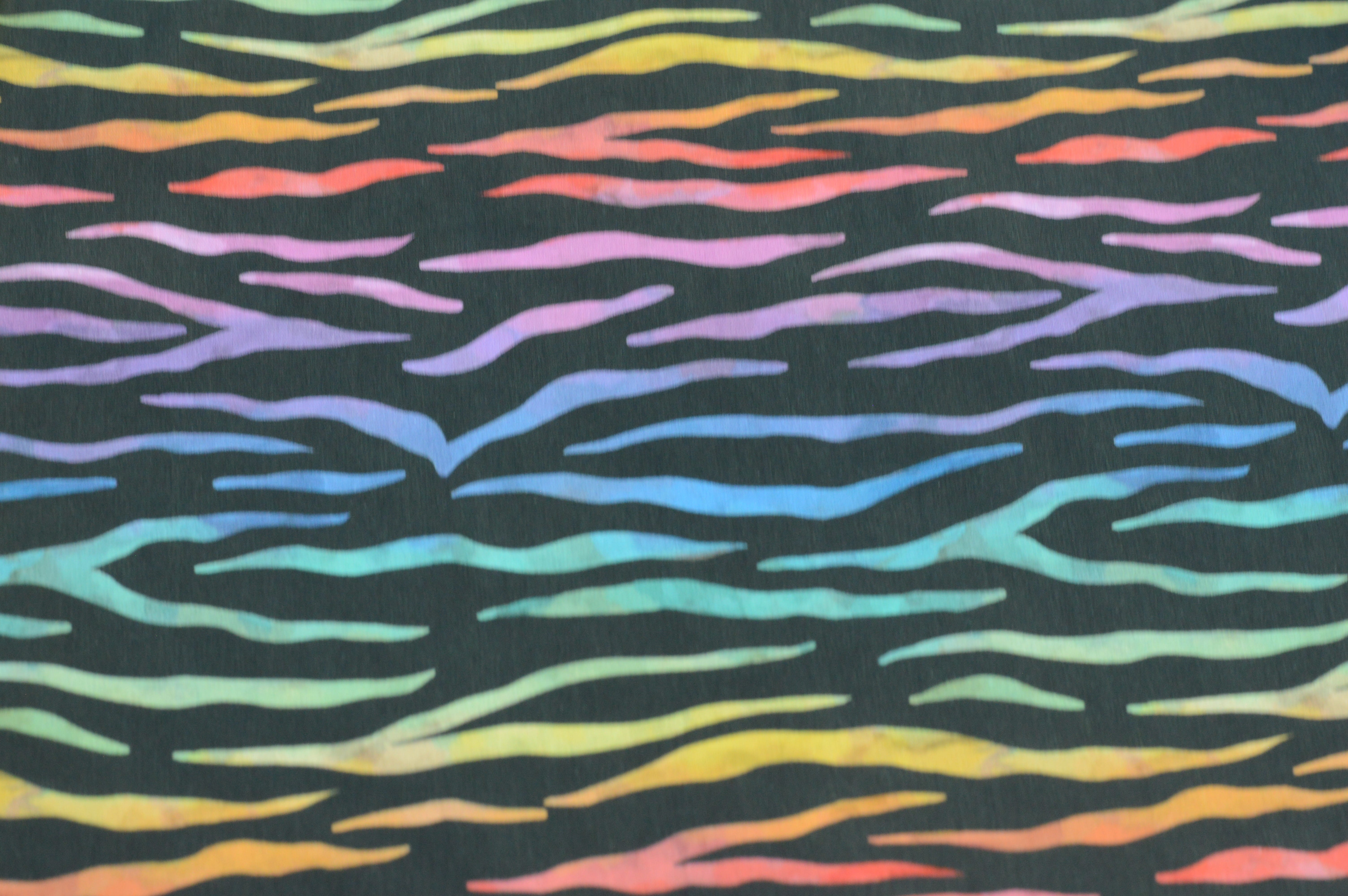 Baumwollstoff Digitaldruck Eigenproduktion mit bunten Wellenlinien - schwarz