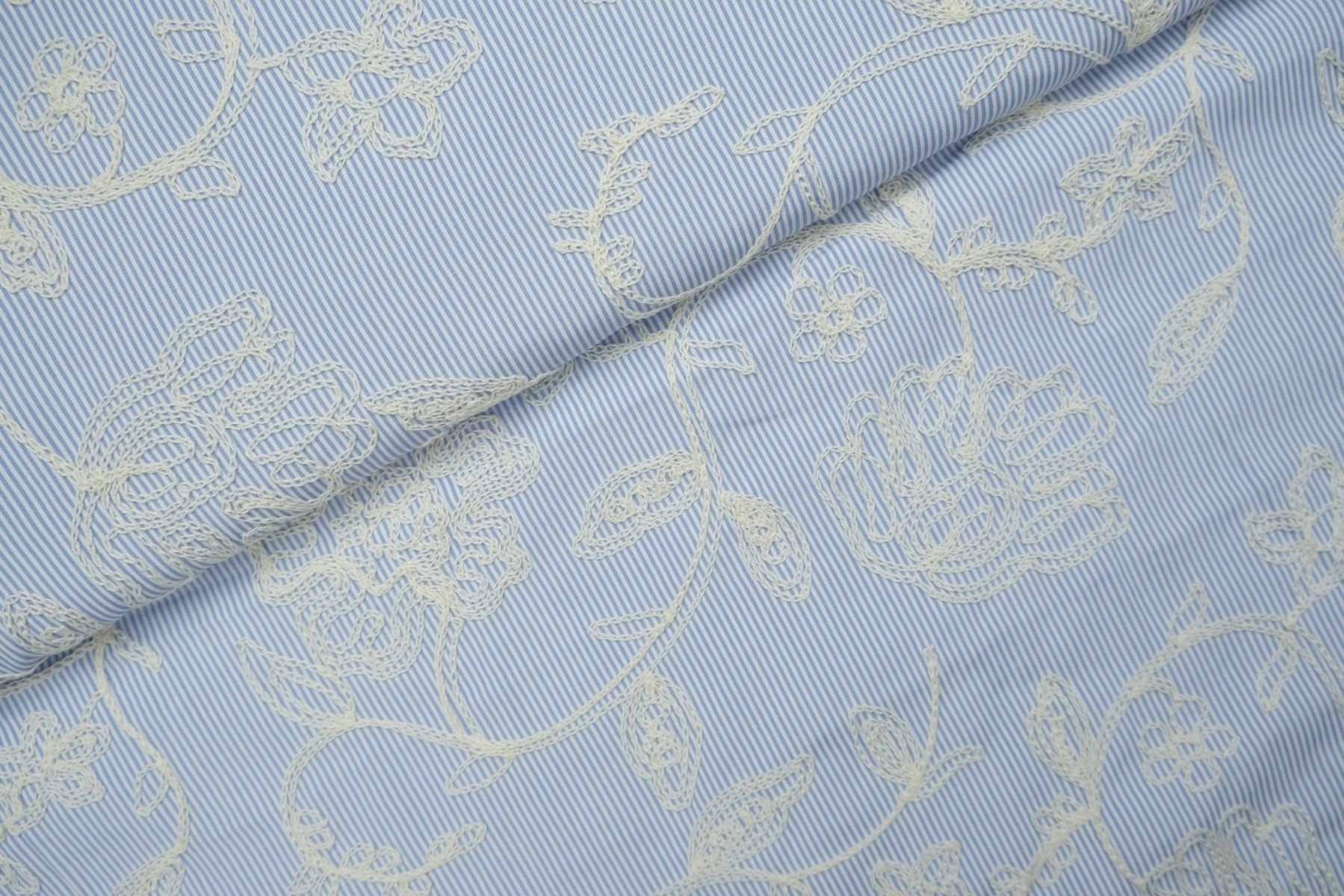 Embroidery Stoff mit feiner Stickerei gestreift - jeans hell/ecru