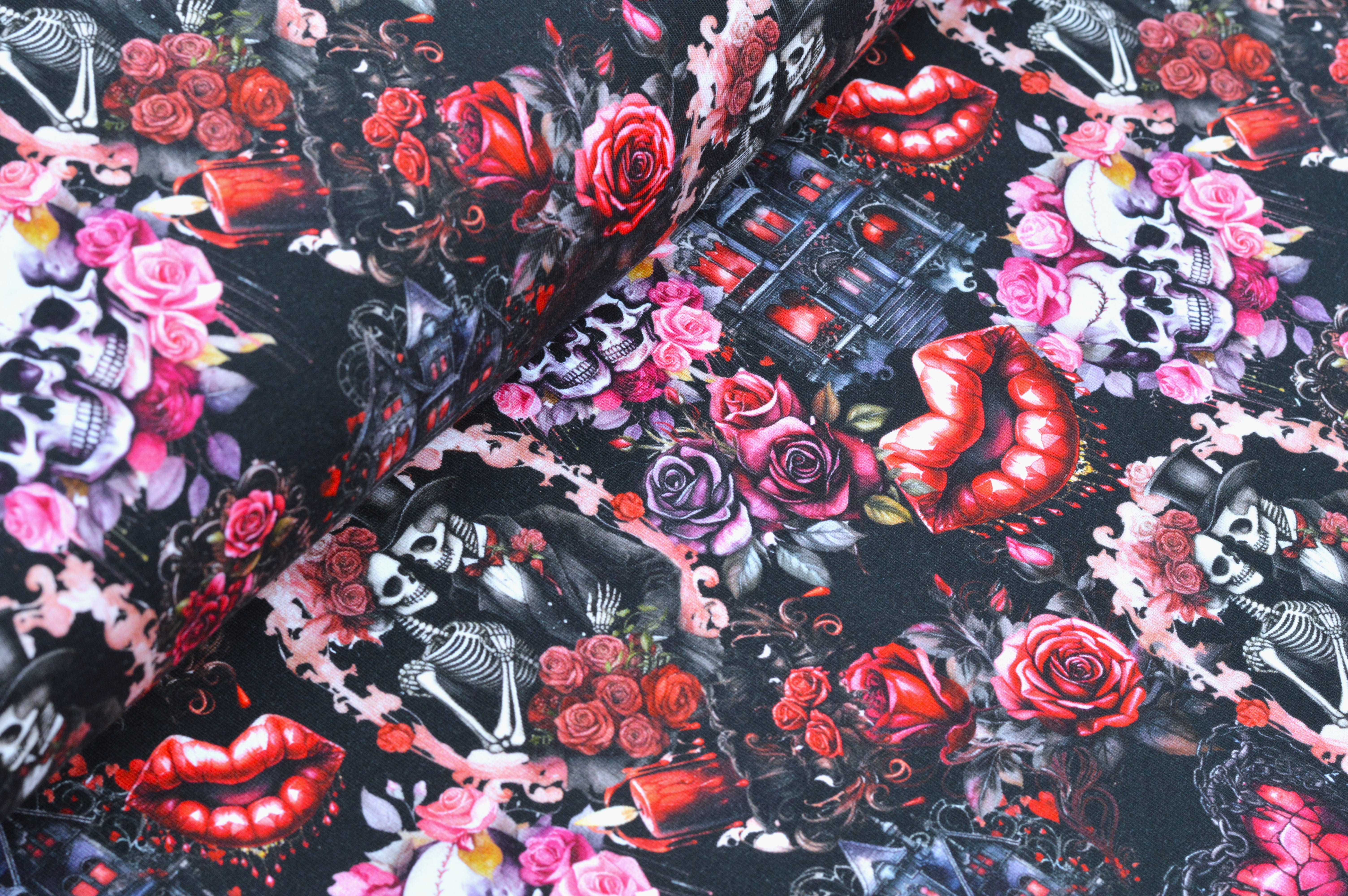 French Terry Digital Eigenproduktion "Muertos Love Story" mit Skulls, Rosen und Kussmündern