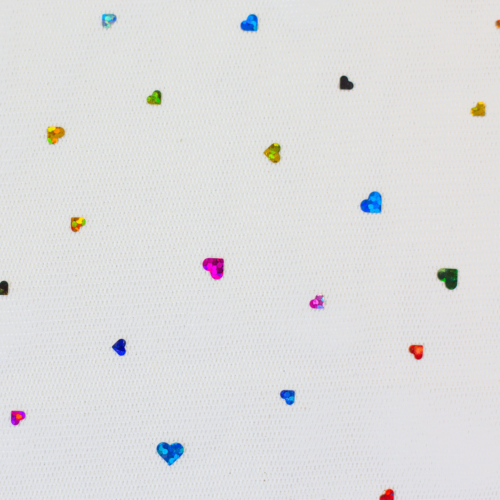 Detailansicht des weißen Tülls mit glitzernenden Herzen