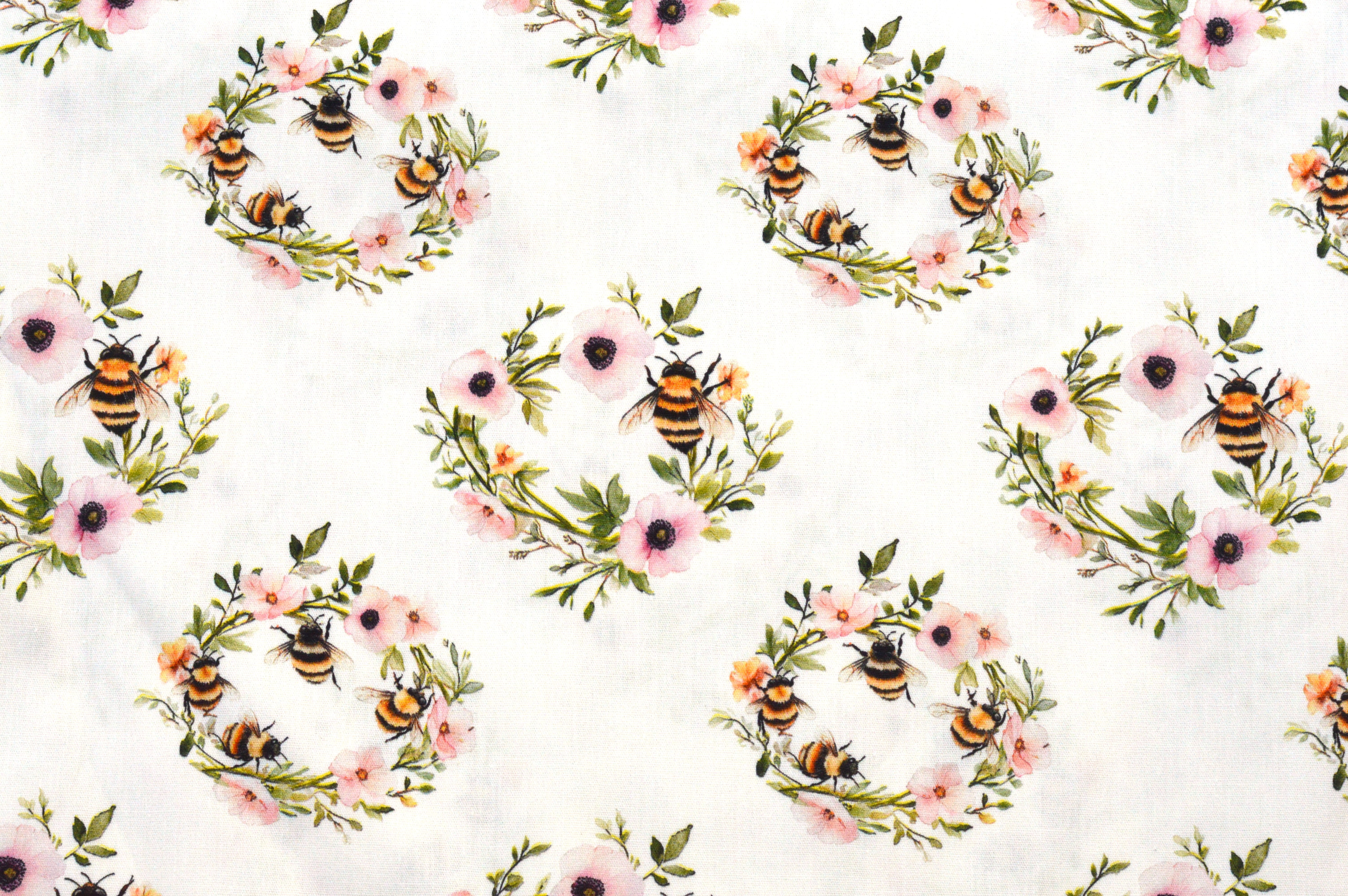 Baumwollstoff Digitaldruck Eigenproduktion mit Bienen und Blumenkränzen - creme
