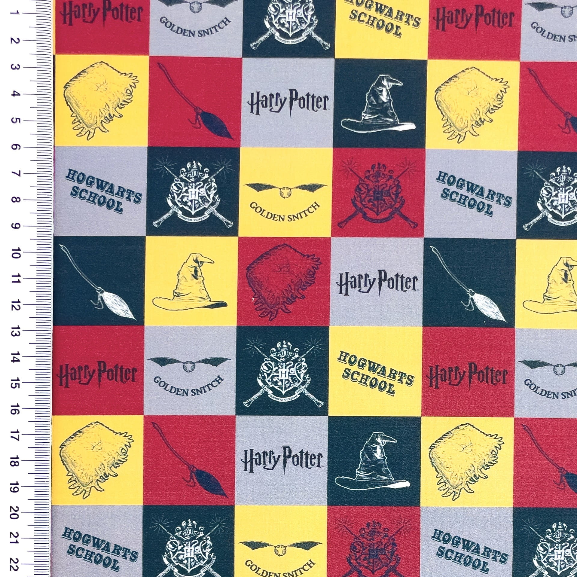  Baumwollstoff Digital Lizenz mit Hogwarts-Symbolen von Harry Potter - grau/gelb/rot/schwarz
