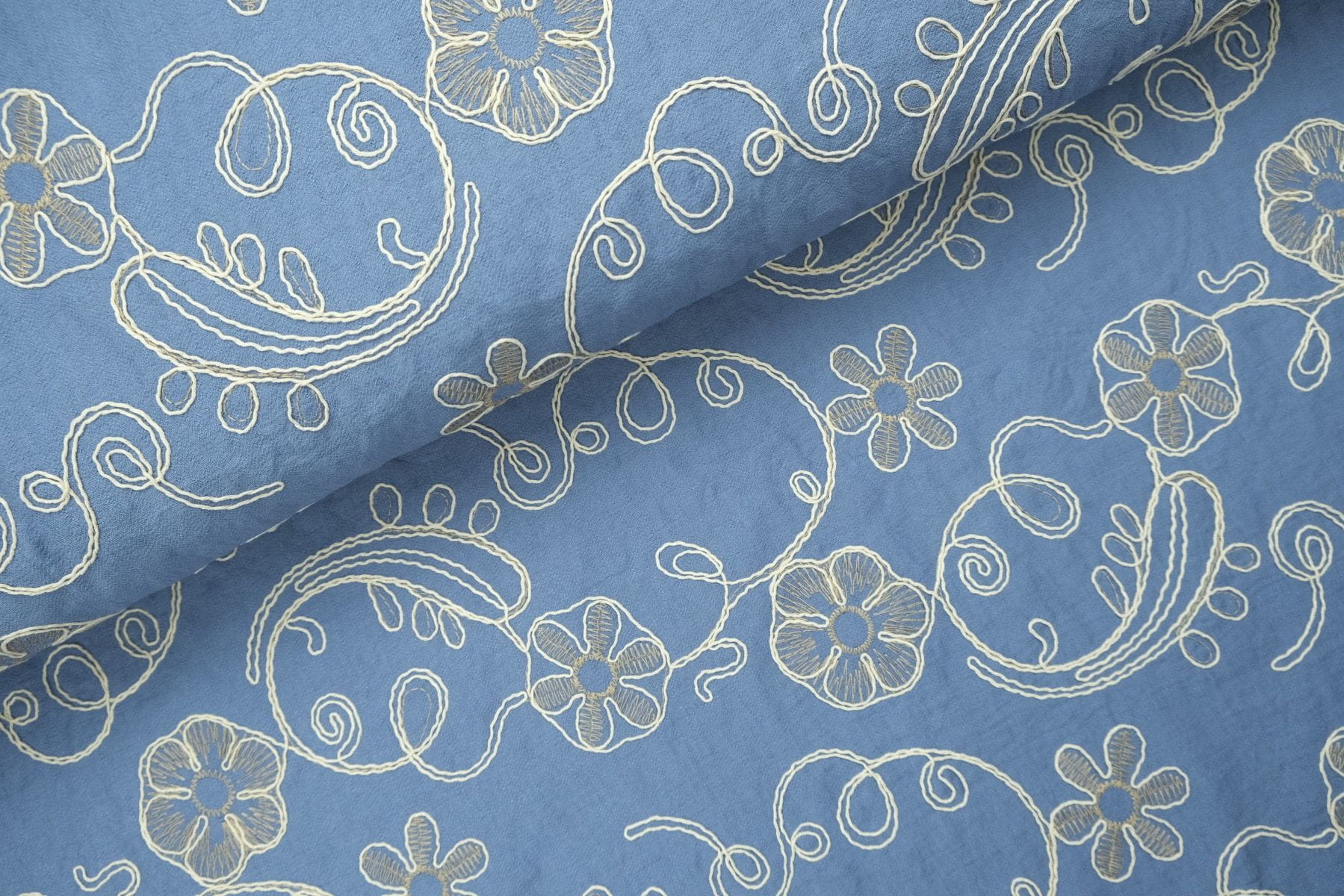 Viskose-Nylon-Mix mit floraler Flachstickerei - jeansblau