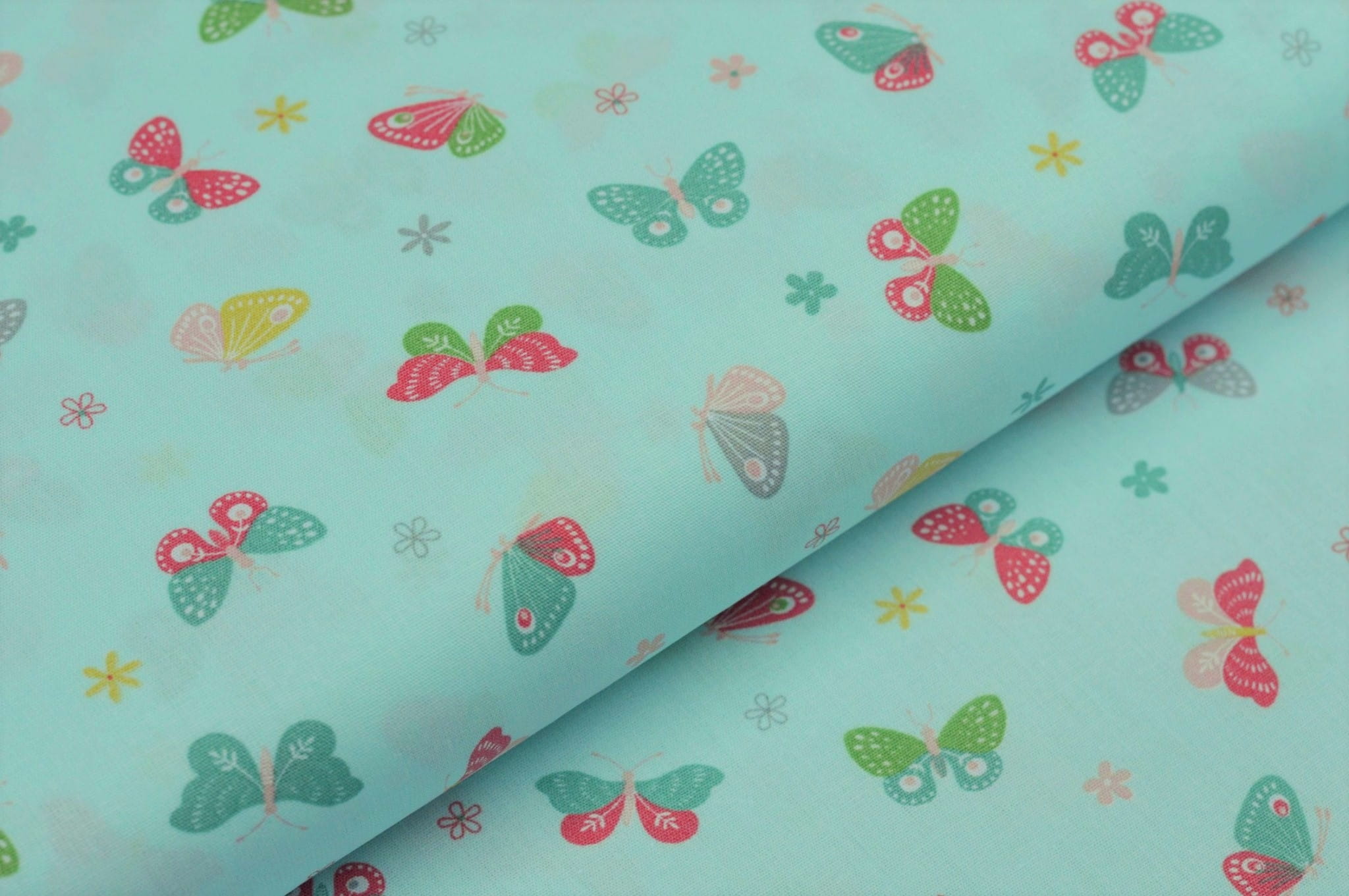 Baumwollstoff hellmint mit bunten Schmetterlingen Baumwollstoff hellmint mit bunten Schmetterlingen