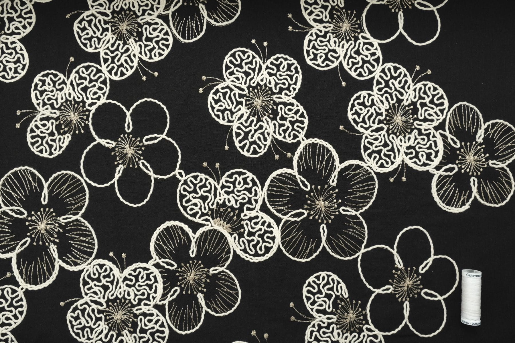 Leinenmix-Gewebe mit floraler Reliefstickerei - schwarz