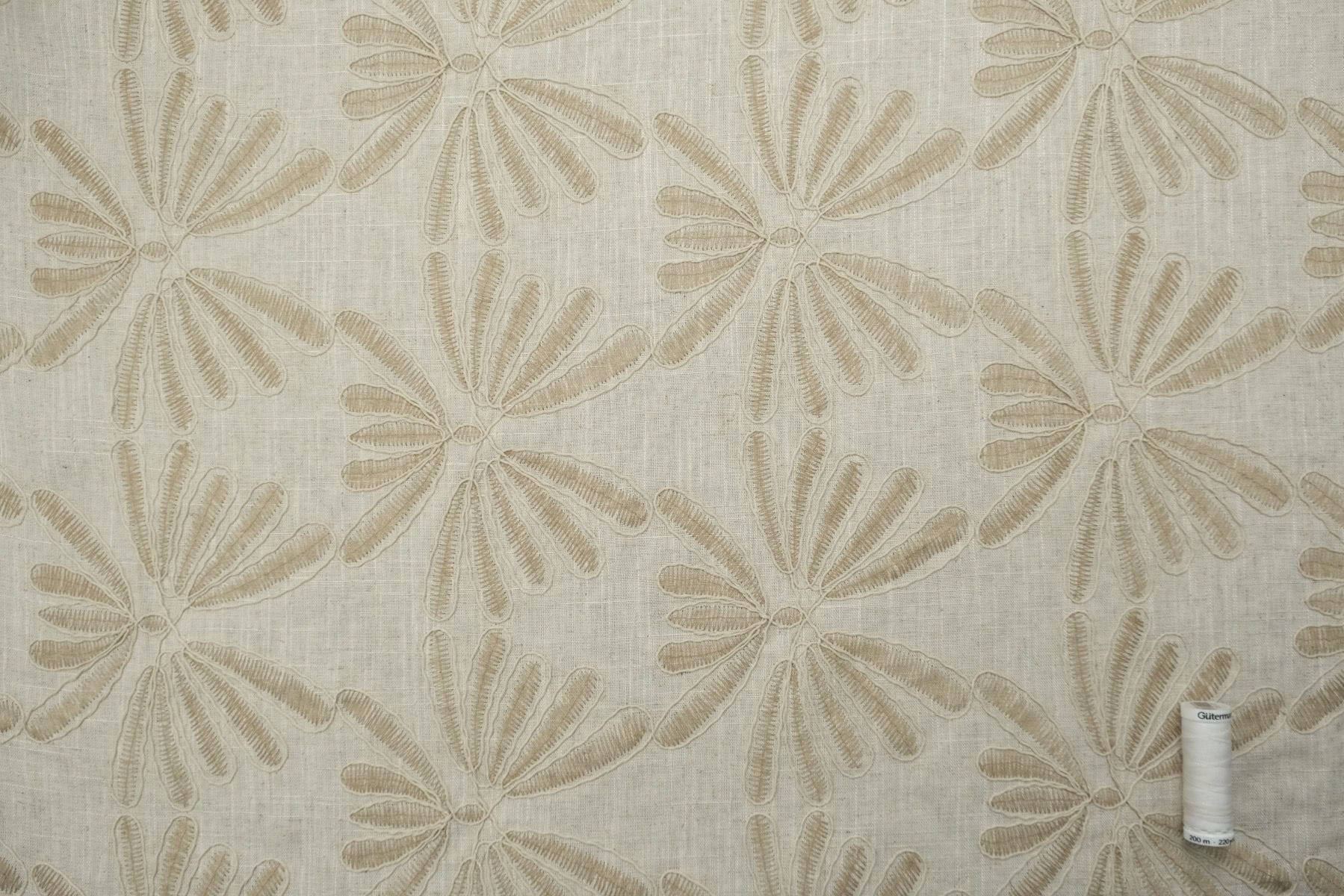 Leinenmix-Gewebe mit floraler Flachstickerei - natural