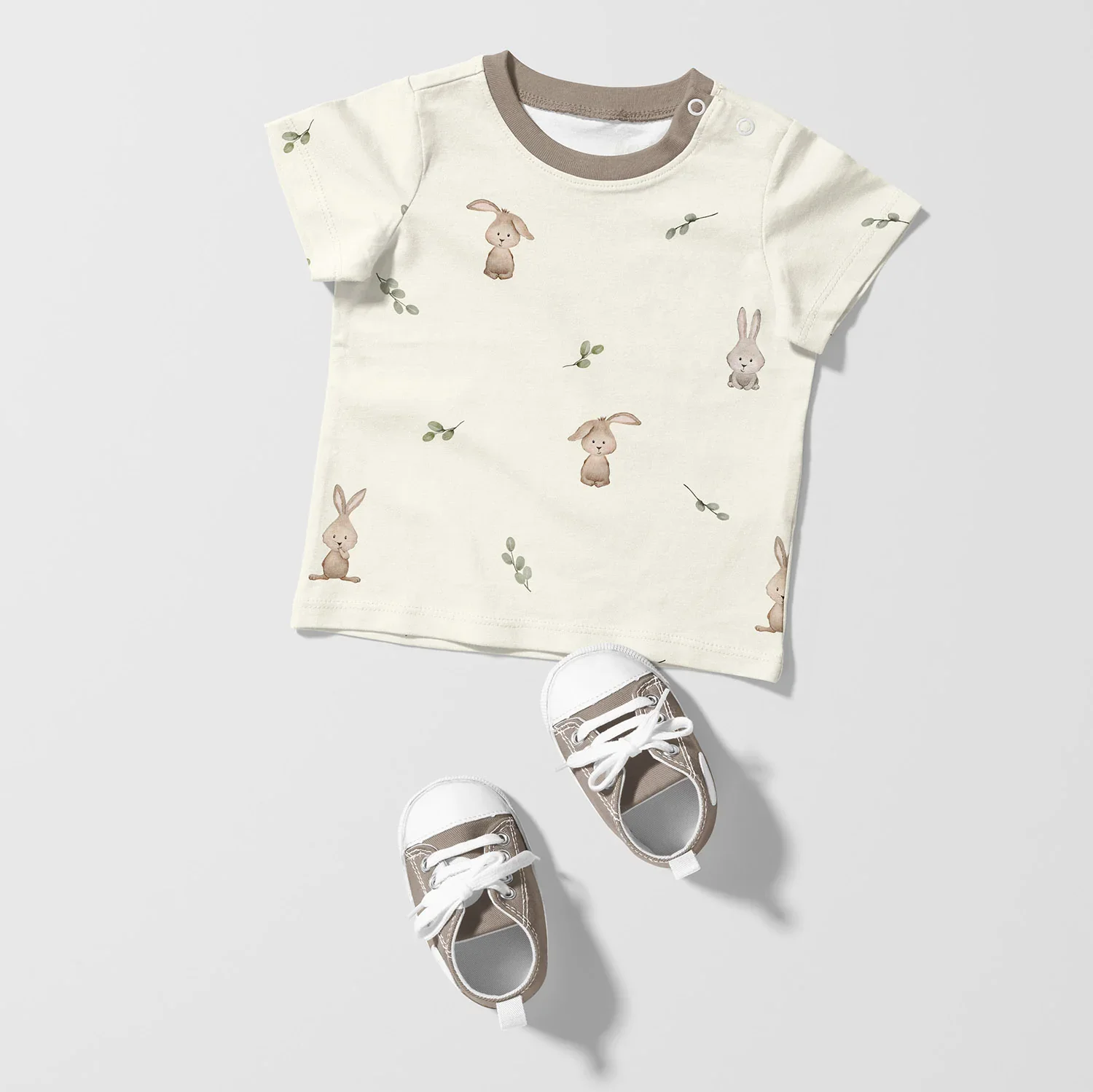 Organic-Cotton-Jersey-Hasen-Zweige-creme-bio Organic Cotton Baumwolljersey mit kleinen Hasen und grünen Zweigen auf cremefarbenem Hintergrund
