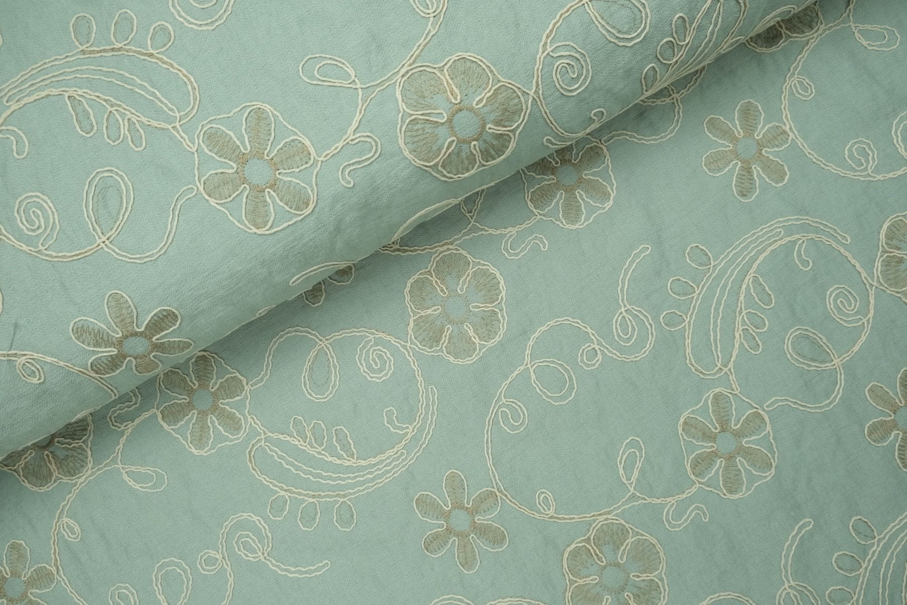 Viskose-Nylon-Mix mit floraler Flachstickerei - helles altgrün