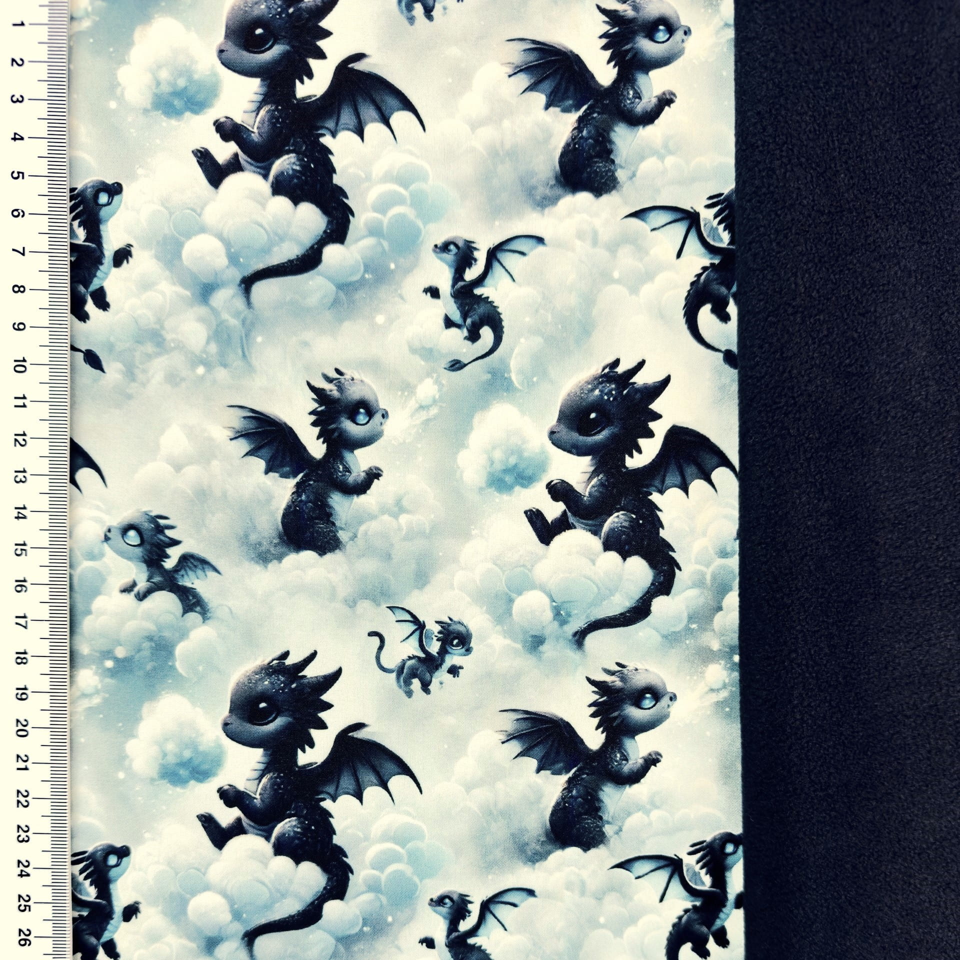 Softshell Digital mit schwarzen Drachen und Wolken - grau Softshell Digital mit schwarzen Drachen und Wolken - grau