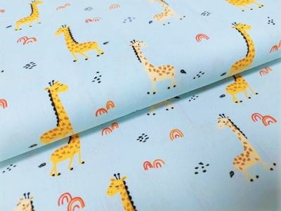 Baumwollstoff mit Giraffen und Regenbögen - pastellblau