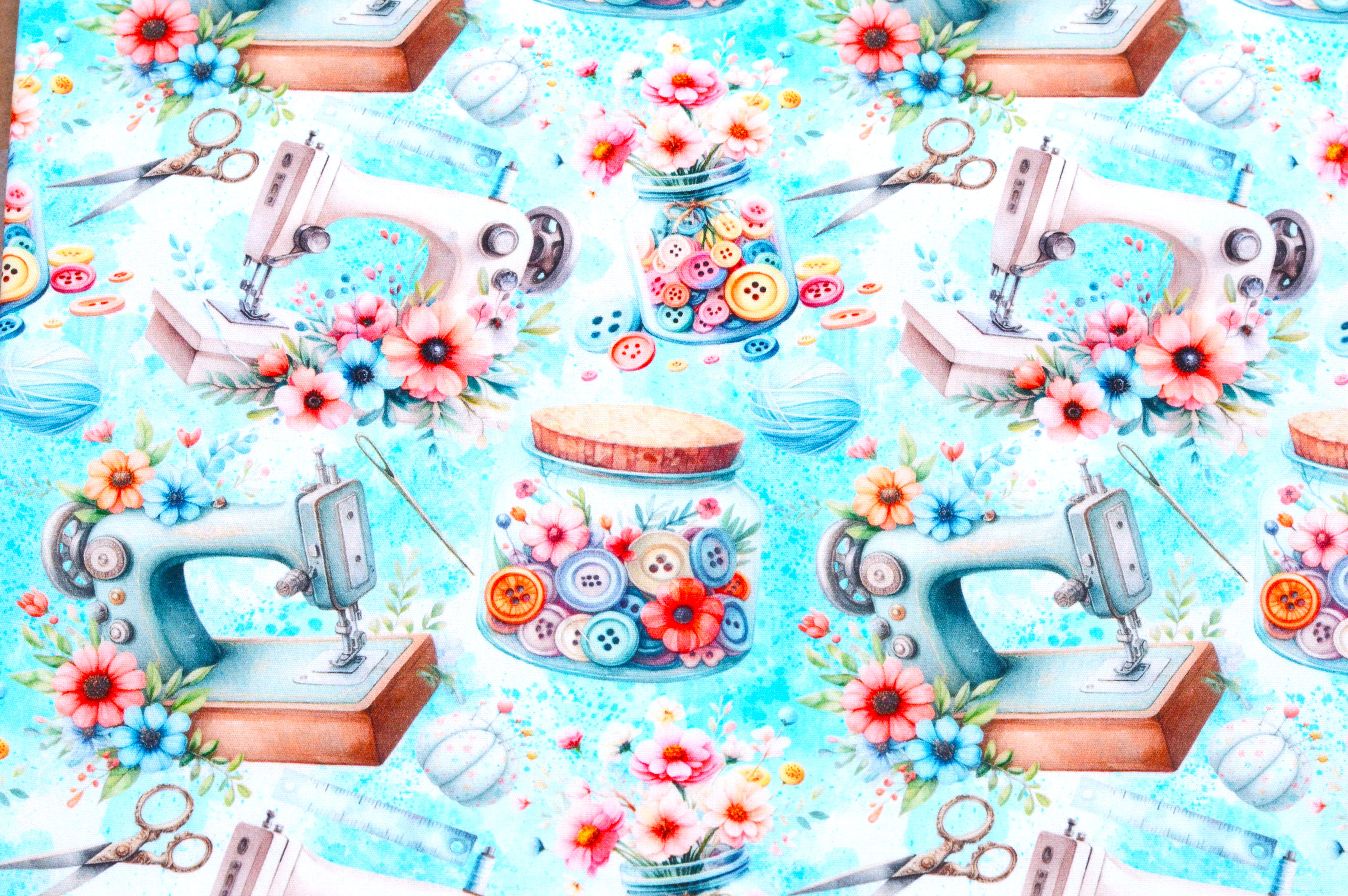 Baumwollstoff Digitaldruck Eigenproduktion mit Nähmaschinen, Knöpfen und Blumen - weiß/aqua