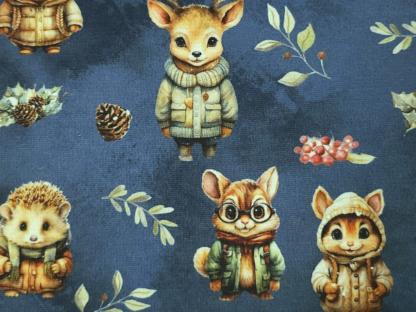 Alpenfleece Digital mit winterlichen Waldtieren in Mänteln - stahlblau 