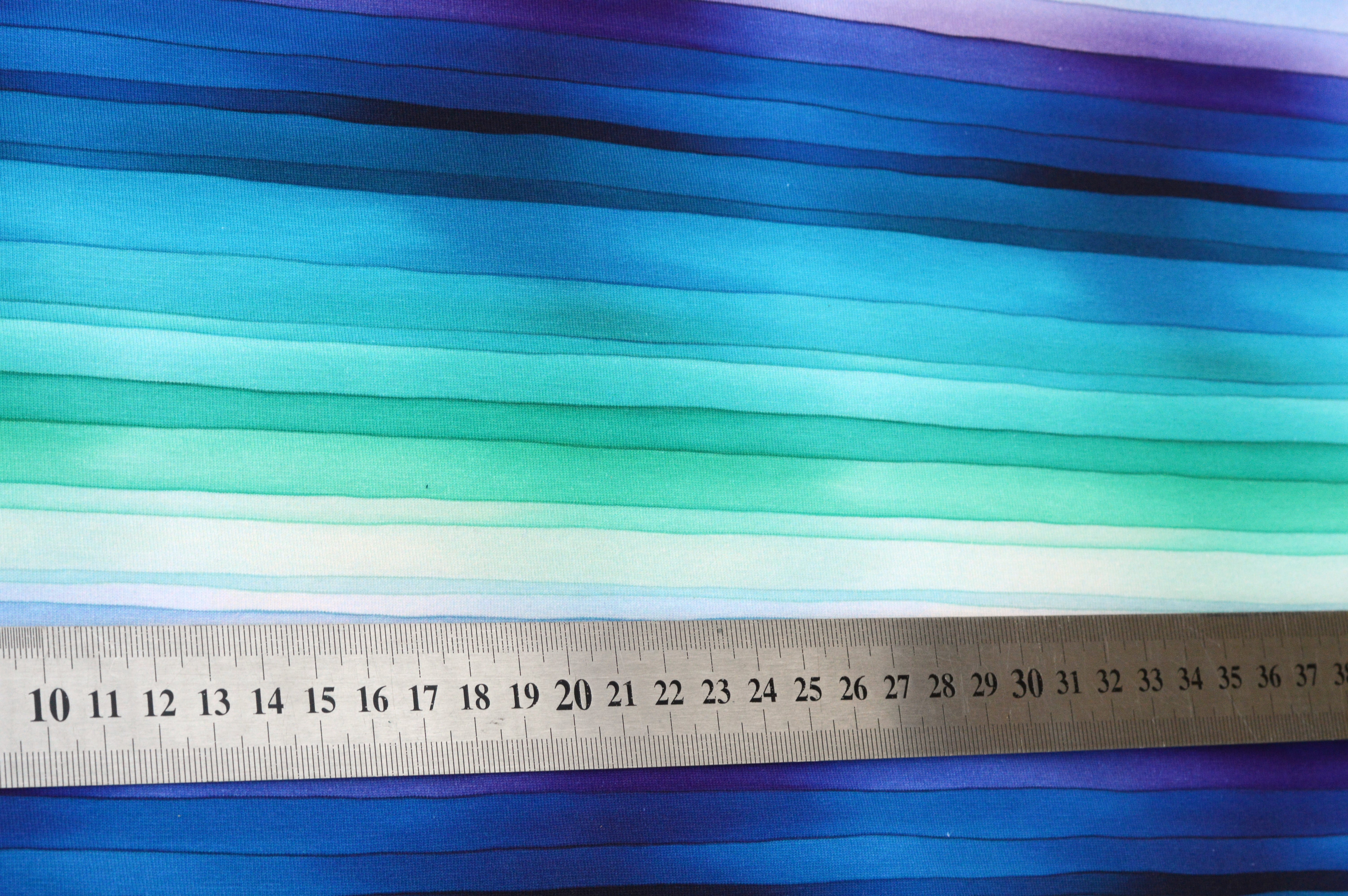 Digitaljersey Eigenproduktion "Ocean Layers" mit Kritzelstreifen - grün/blau/lila