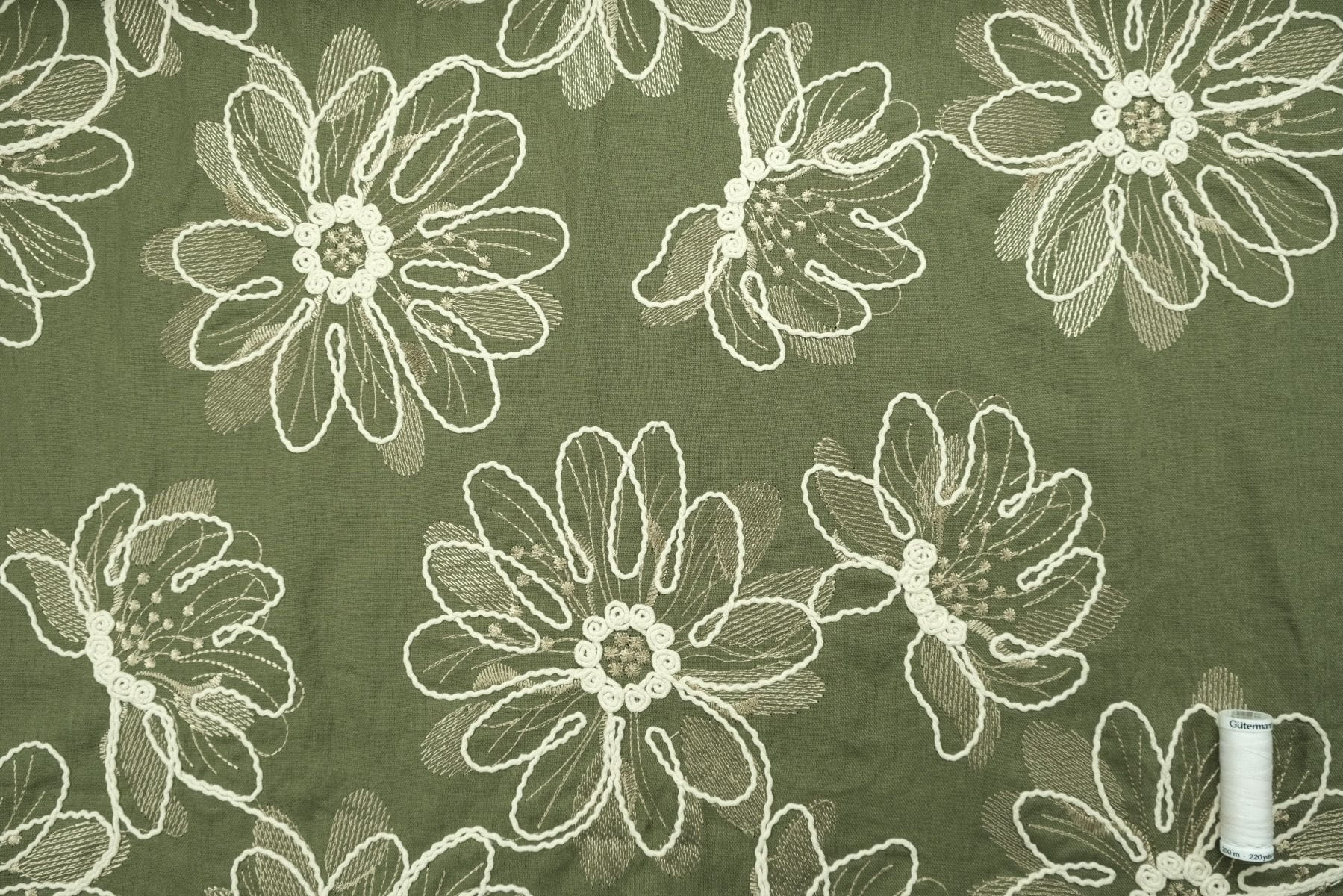 Leinenmix-Gewebe mit floraler Reliefstickerei - armygrün