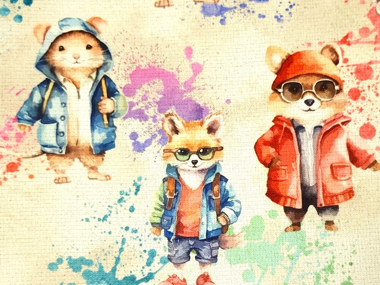 Alpenfleece Digital mit coolen Waldtieren im Streetstyle - beige