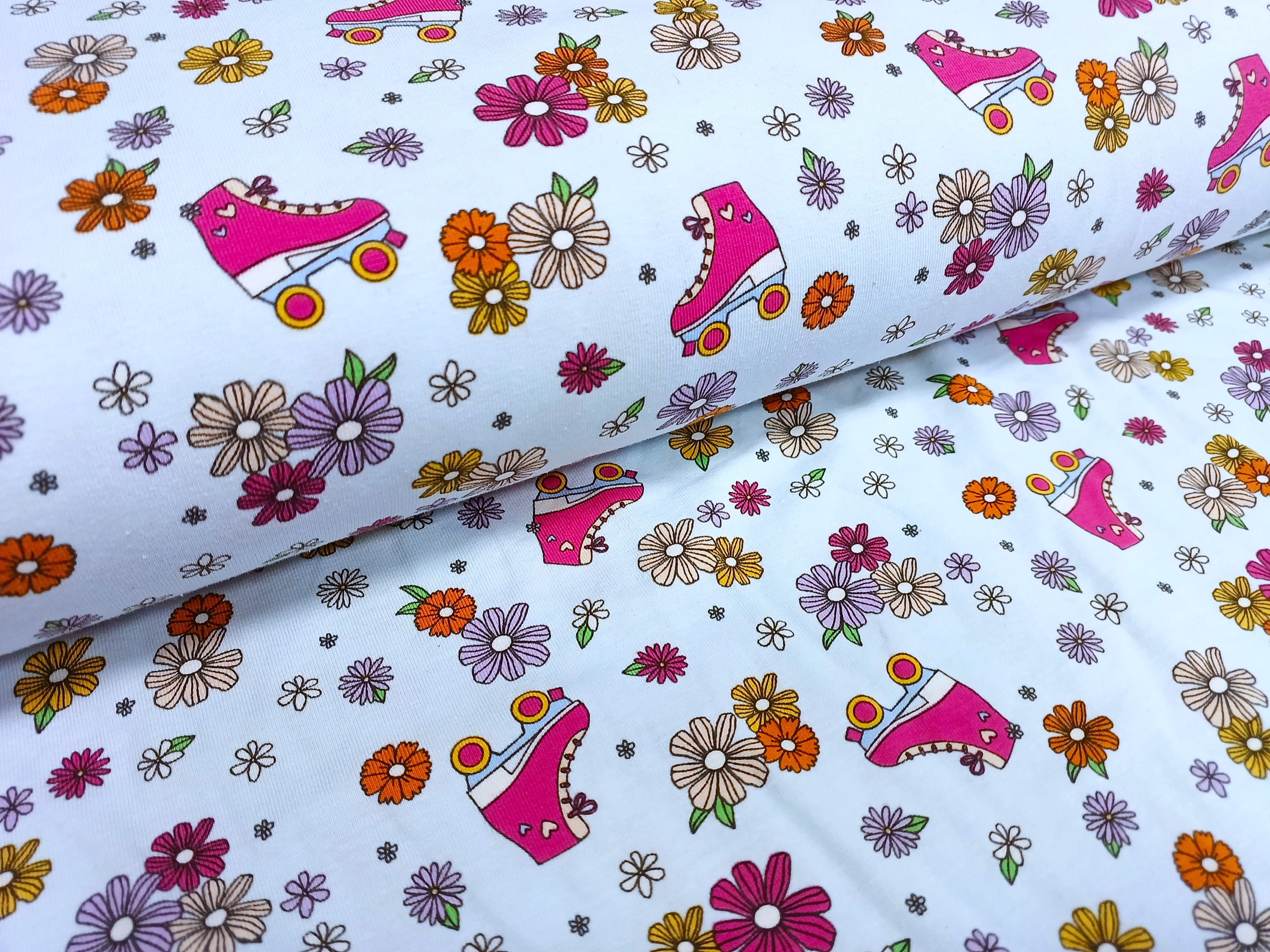 Baumwolljersey mit Blumen und Rollschuhen - hellblau 