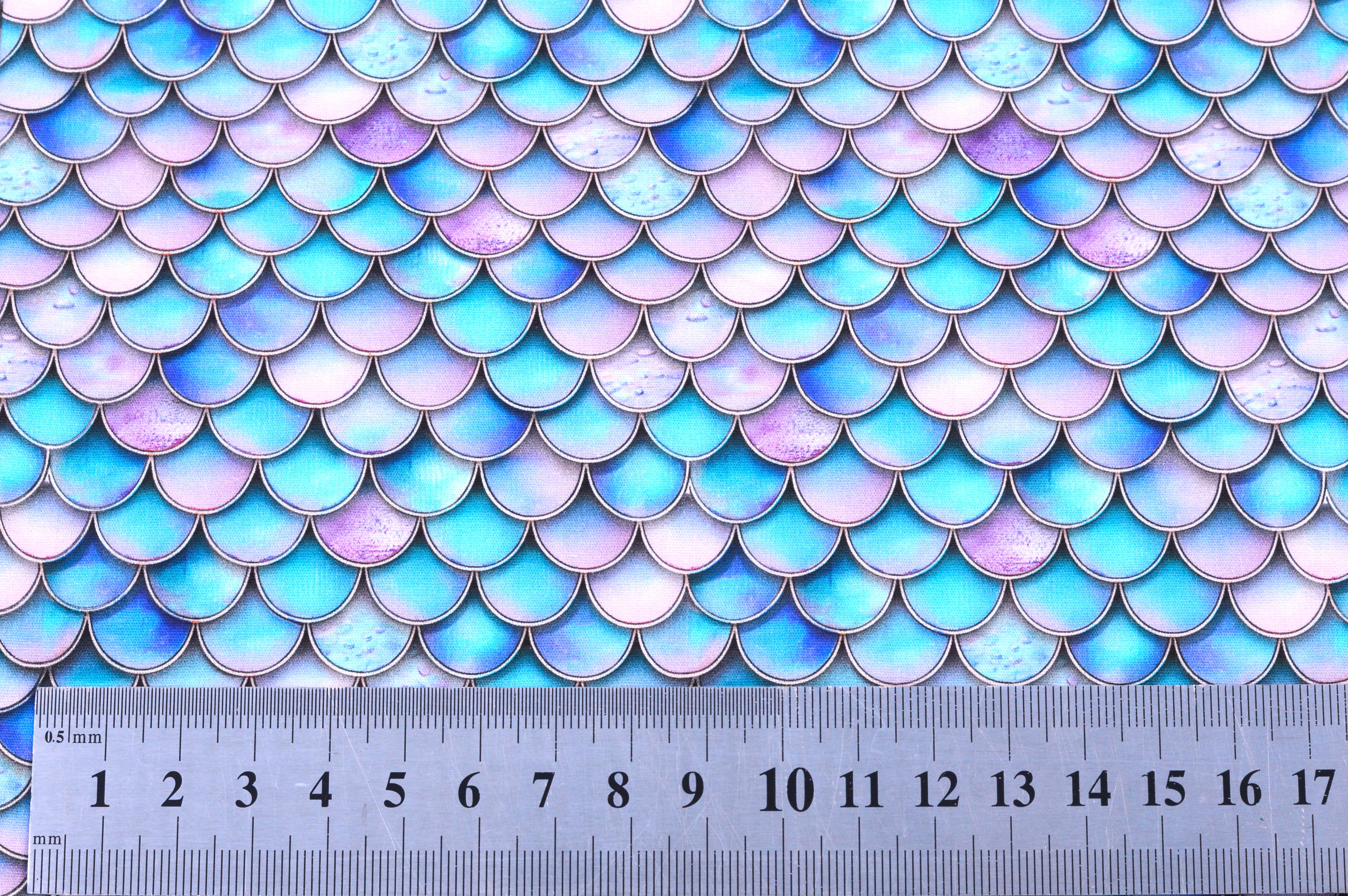 Baumwollstoff Digitaldruck Eigenproduktion "Mermaid" mit Meerjungfrauen-Schuppen  - blau/lila/rosa