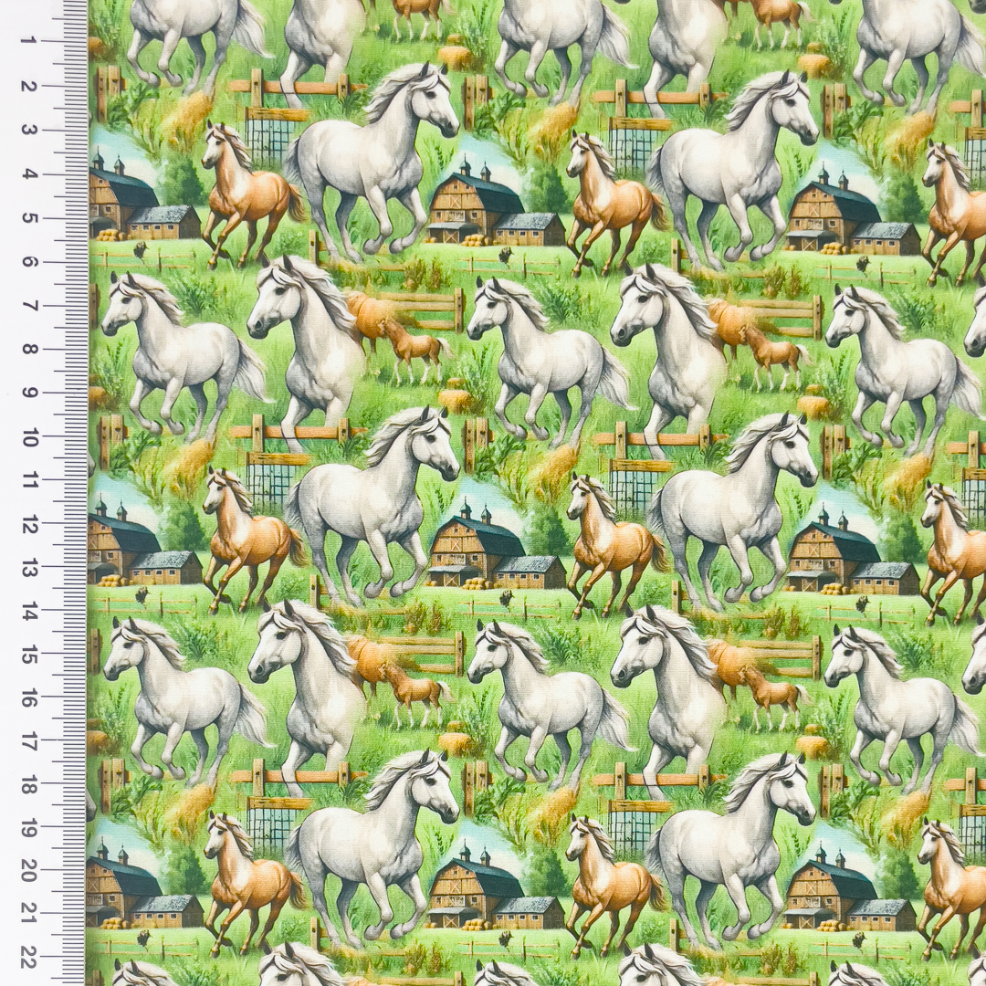 Baumwollstoff Popeline Digitaldruck "Pferde und Reiterhof" - grün Baumwollstoff Popeline Digitaldruck "Pferde und Reiterhof" - grün