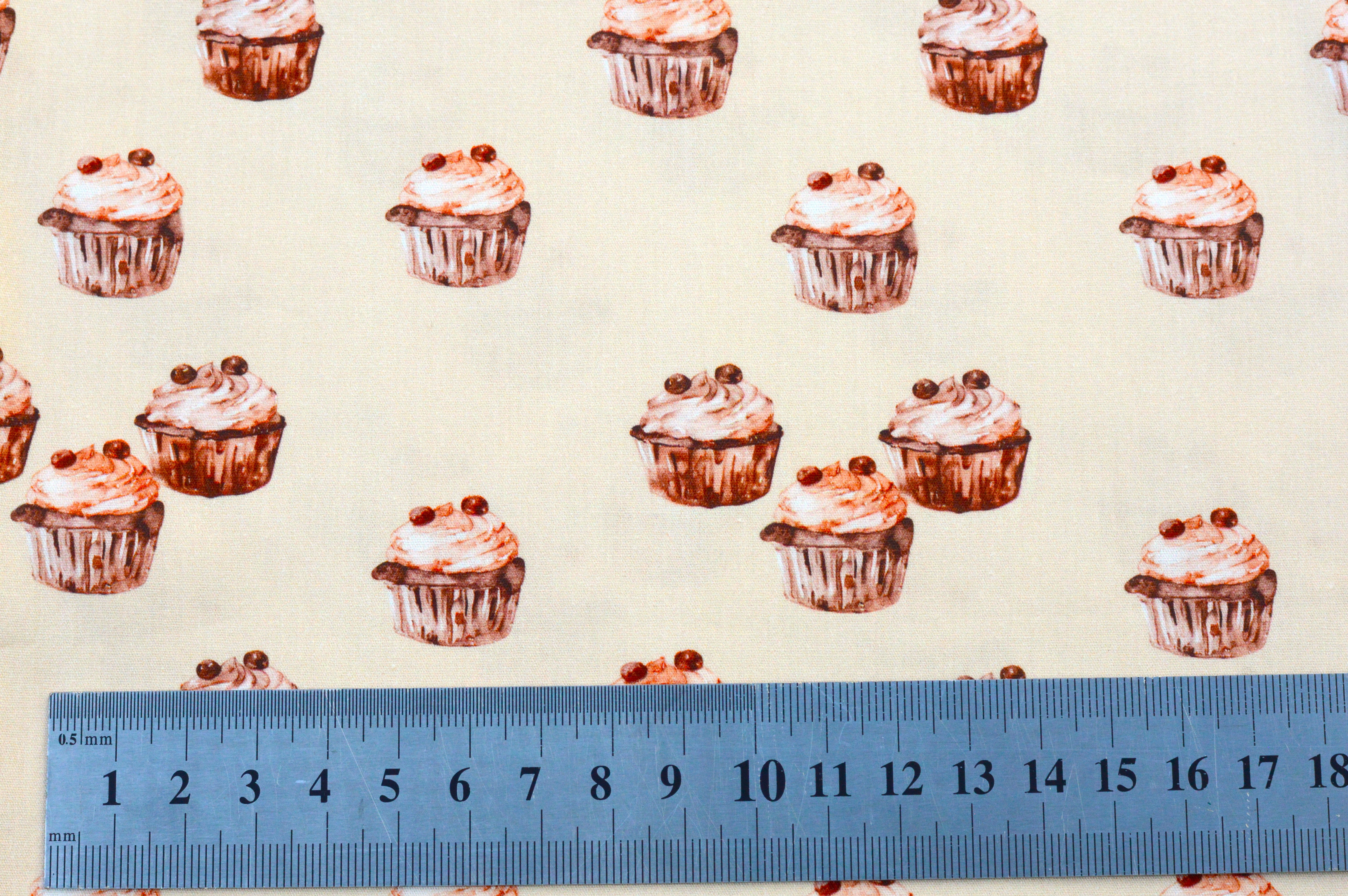 Baumwollstoff Digitaldruck Eigenproduktion mit Cupcakes - beige