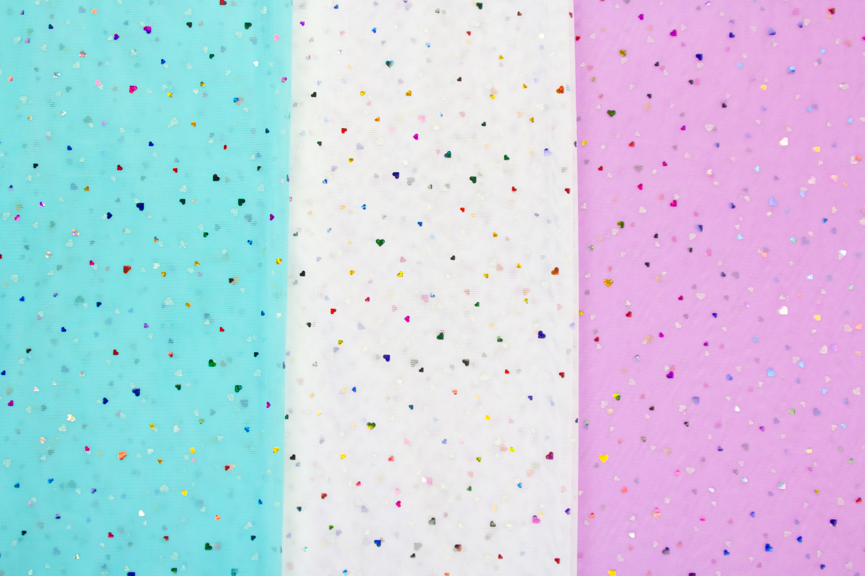 Ein überblick über unser Sortiment von tüll mit glitzernen Herzen