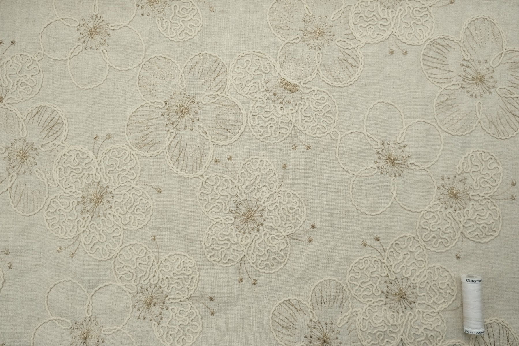 Leinenmix-Gewebe mit floraler Reliefstickerei - beige