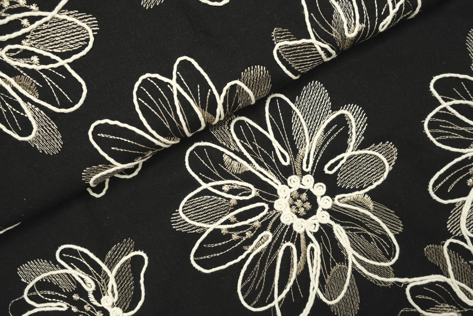 Leinenmix-Gewebe mit floraler Reliefstickerei - schwarz