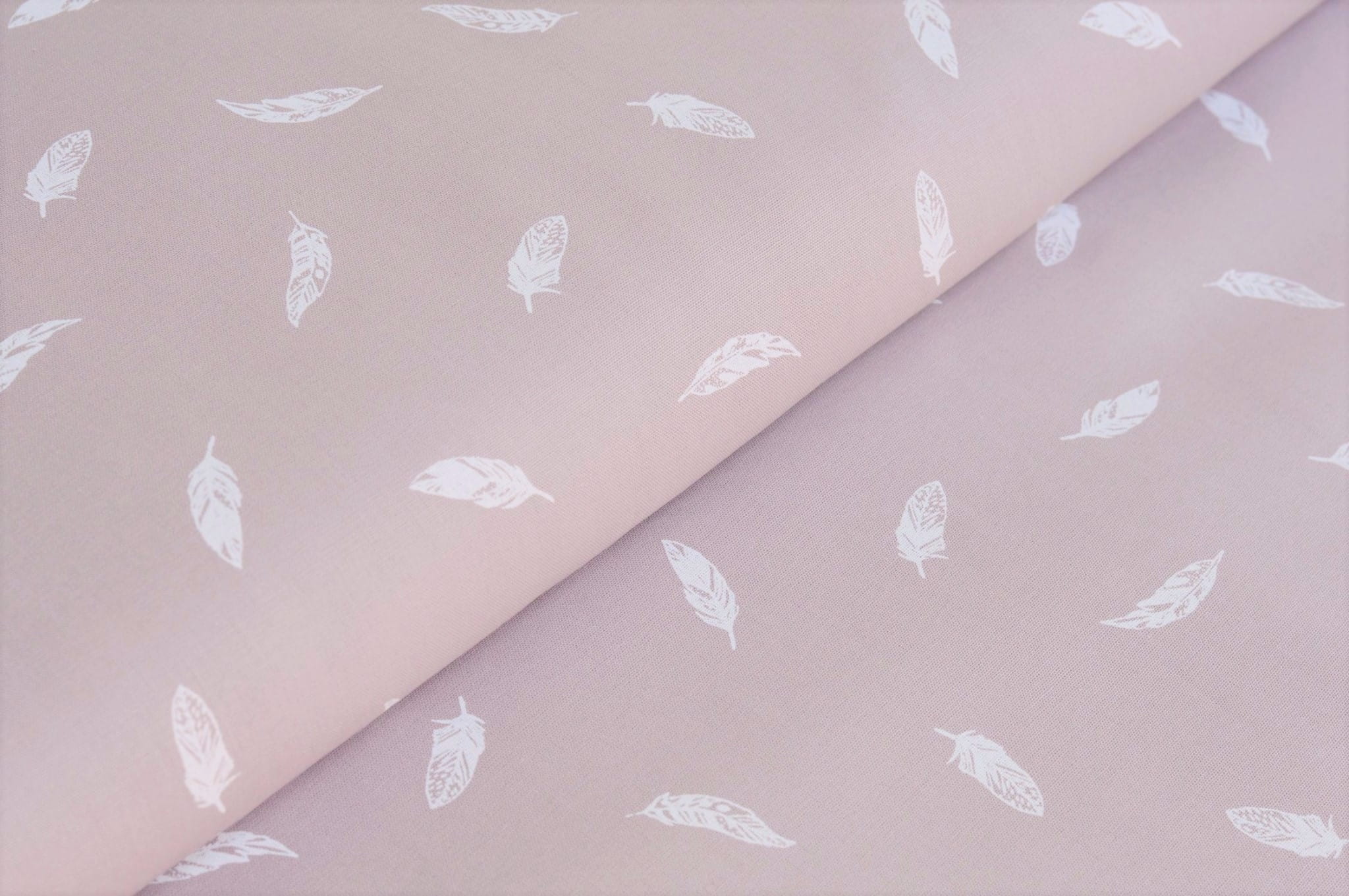 Baumwollstoff dusty rose mit weißen Federn