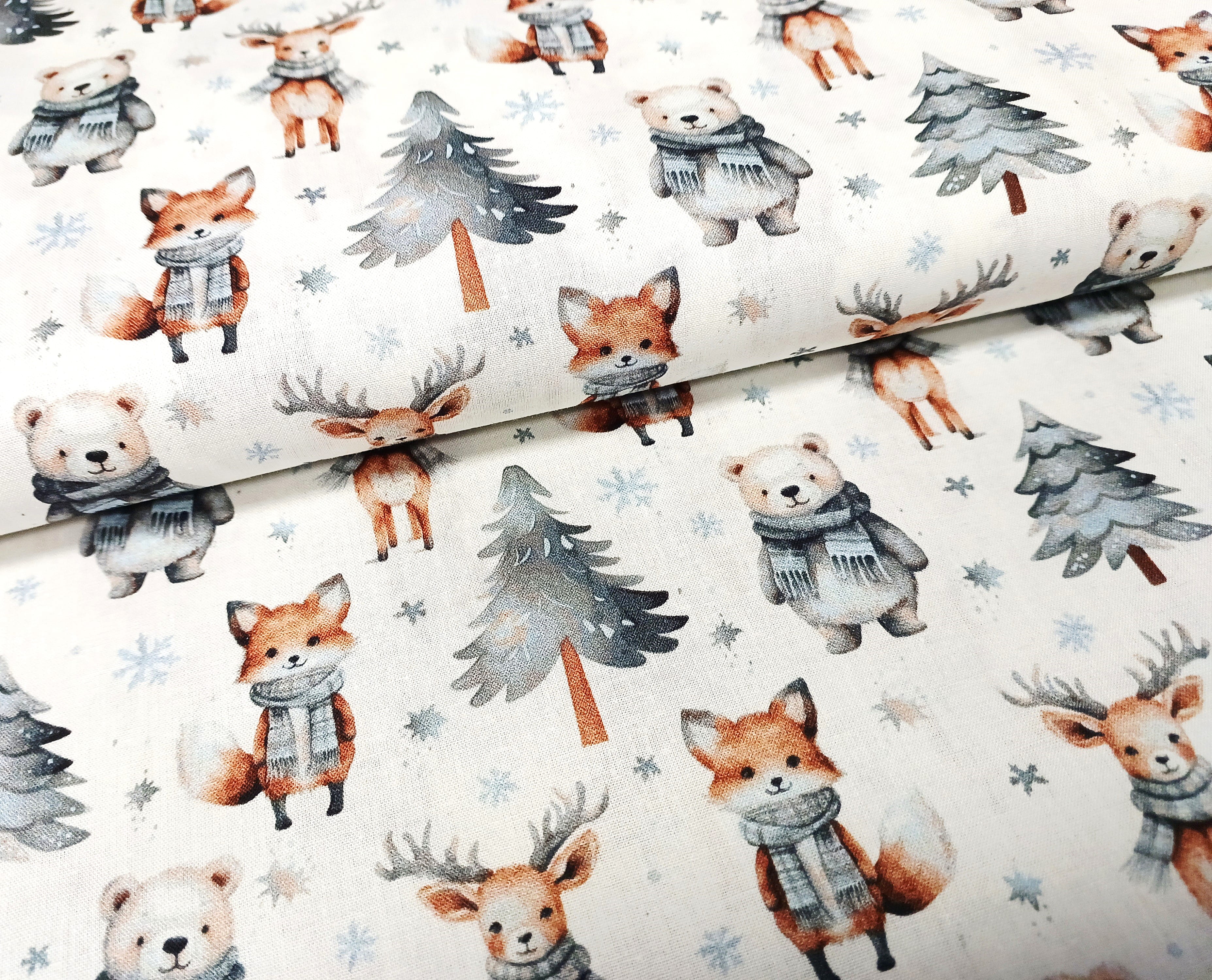 Baumwollstoff mit niedlichen Waldtieren, Bäumen und Schneeflocken - ecru