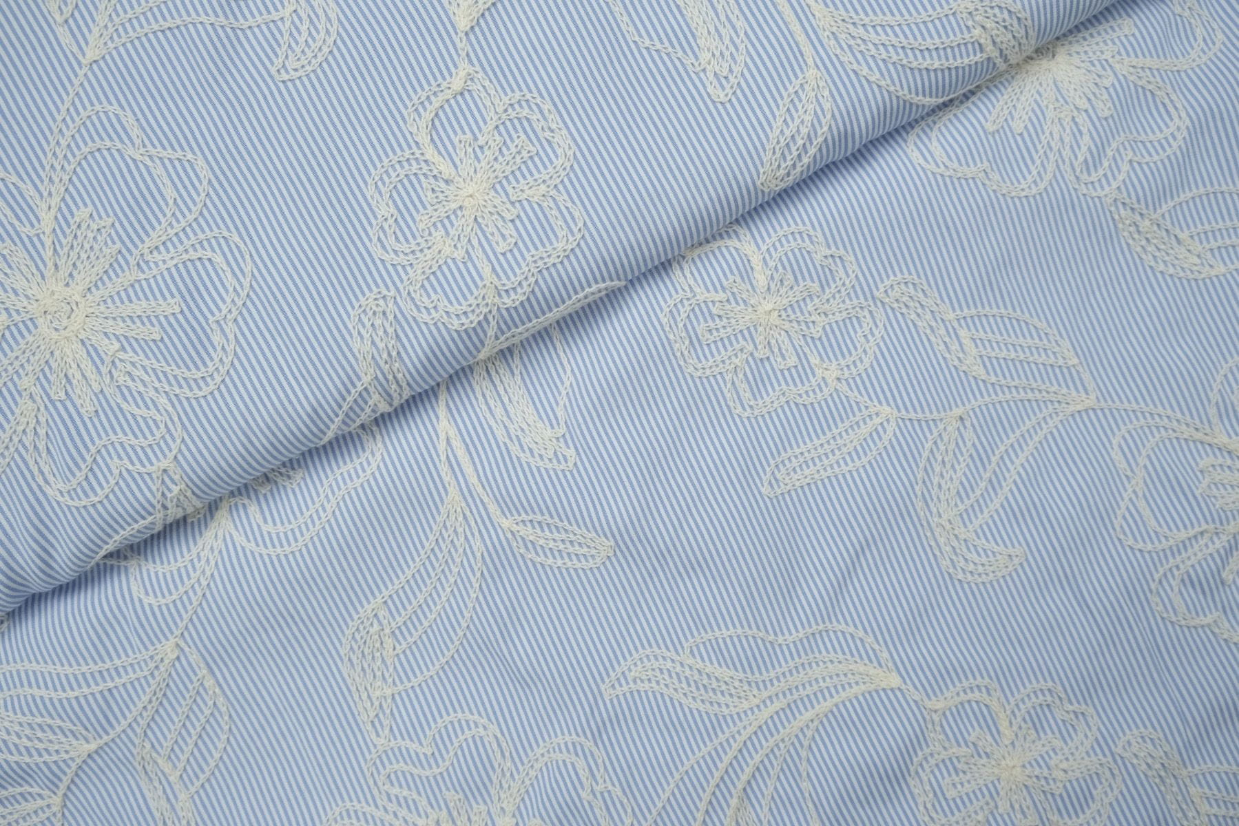 Embroidery Stoff mit feiner Stickerei gestreift - jeans hell/ecru