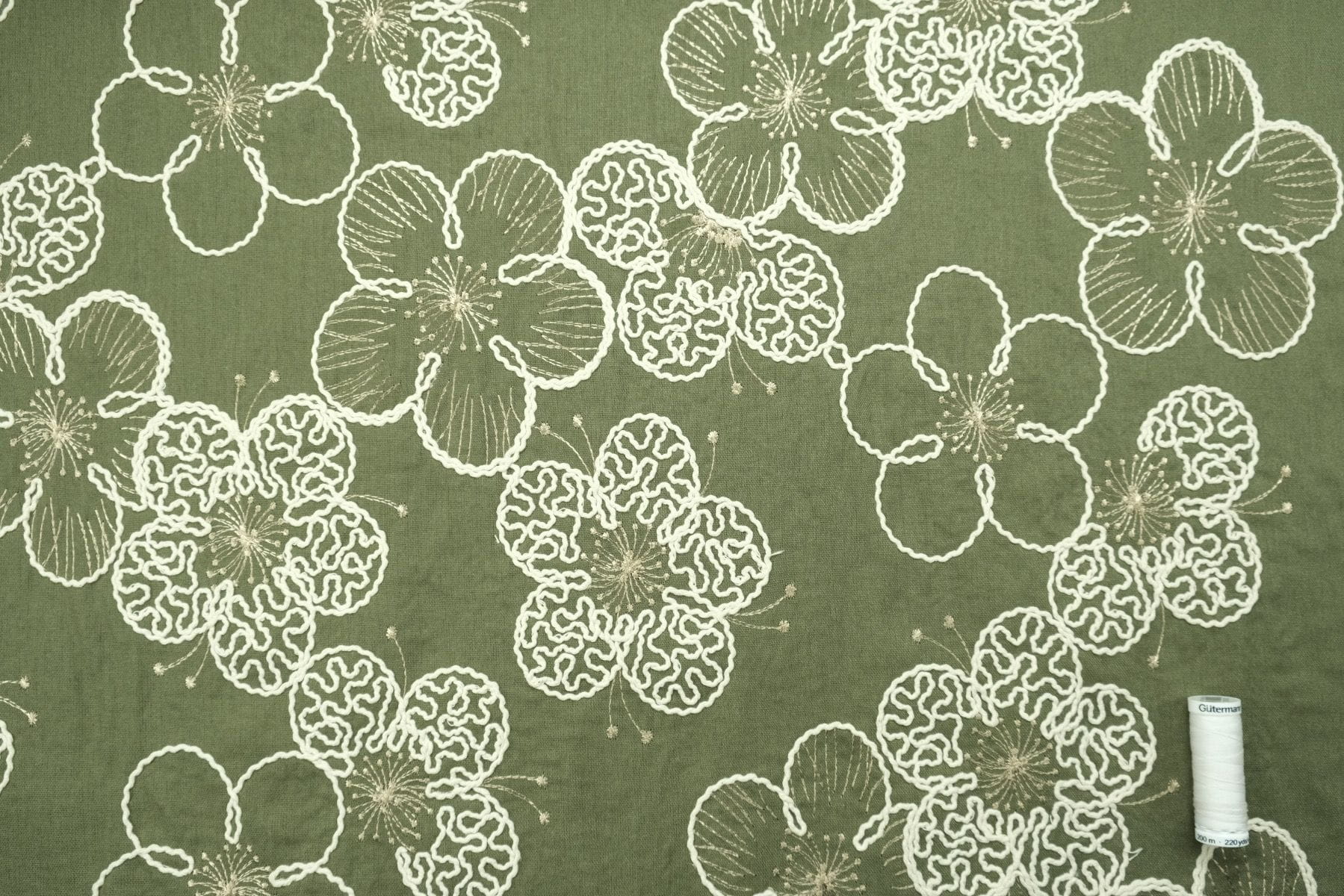 Leinenmix-Gewebe mit floraler Reliefstickerei - armygrün