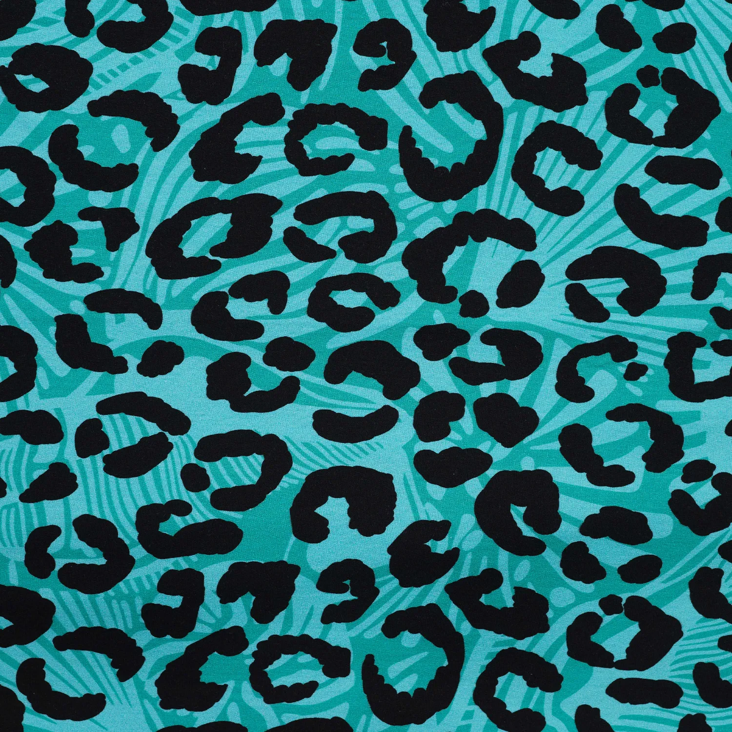 Digital bedruckter Sommersweat mit schwarzem Leopardenmuster auf türkisfarbenem Hintergrund mit tropischer Palmenstruktur - modern, wild und stilvoll.