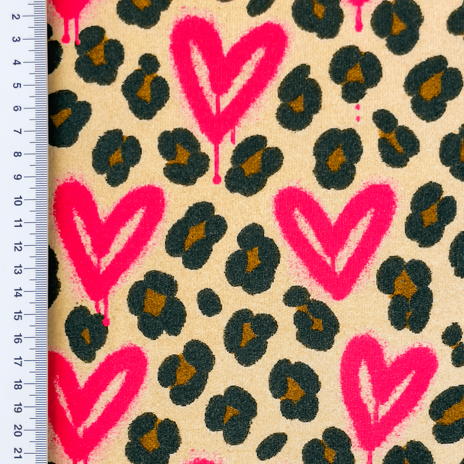 Sommersweat French Terry Digital mit Leopardenmuster und pinken Herzen - beige