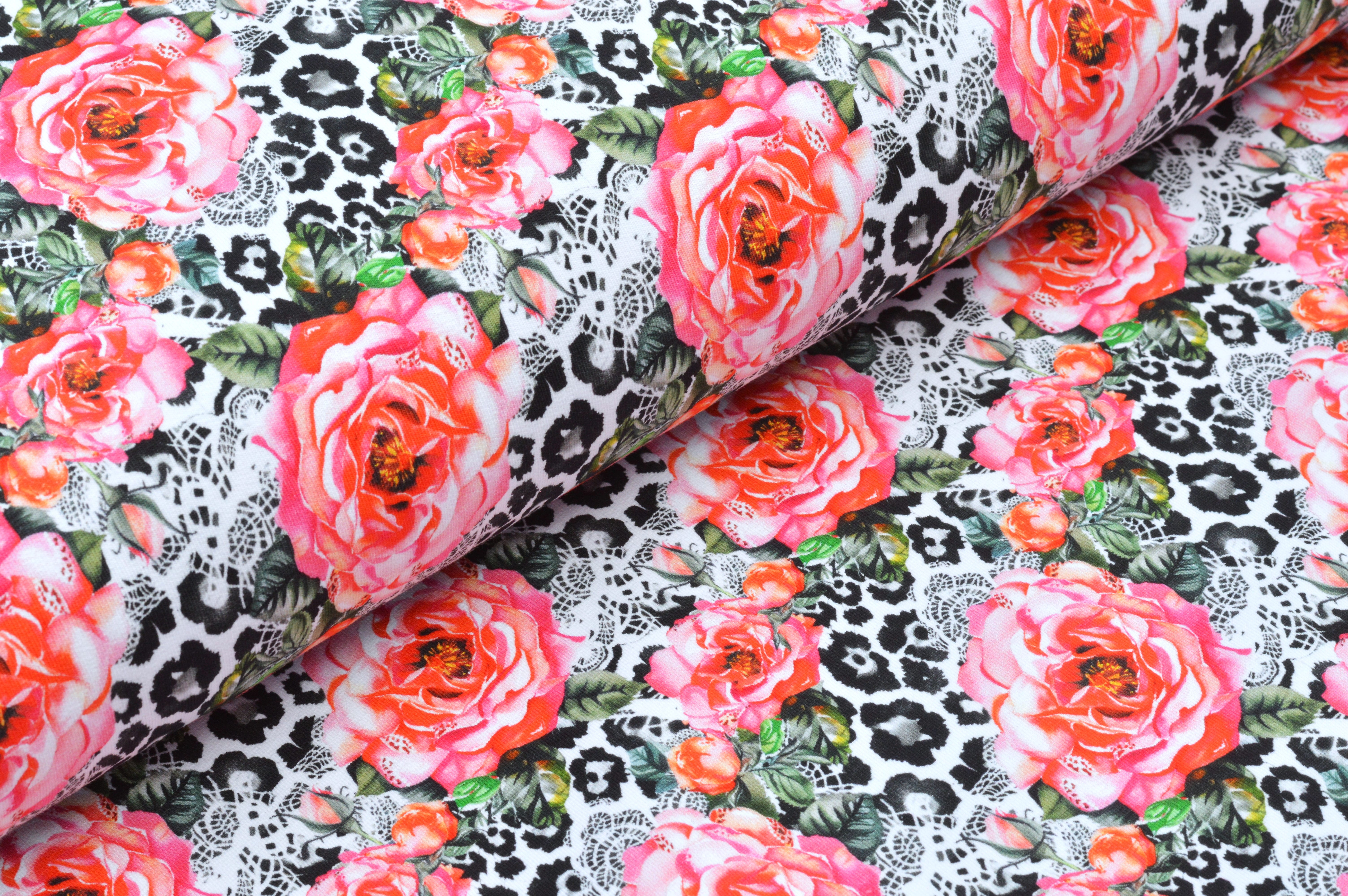 French Terry Digital Eigenproduktion mit Leo-Print und Rosen - weiß/schwarz