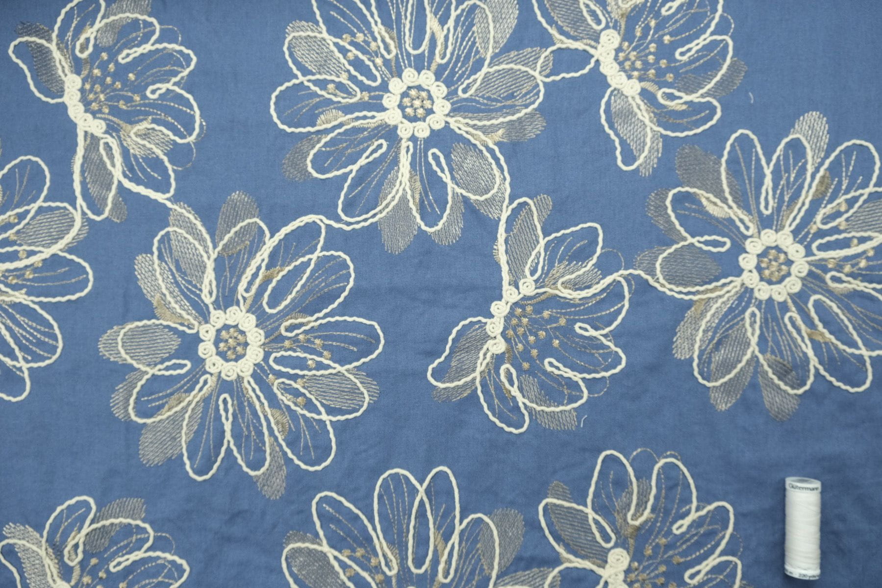 Leinenmix-Gewebe mit floraler Reliefstickerei - jeans