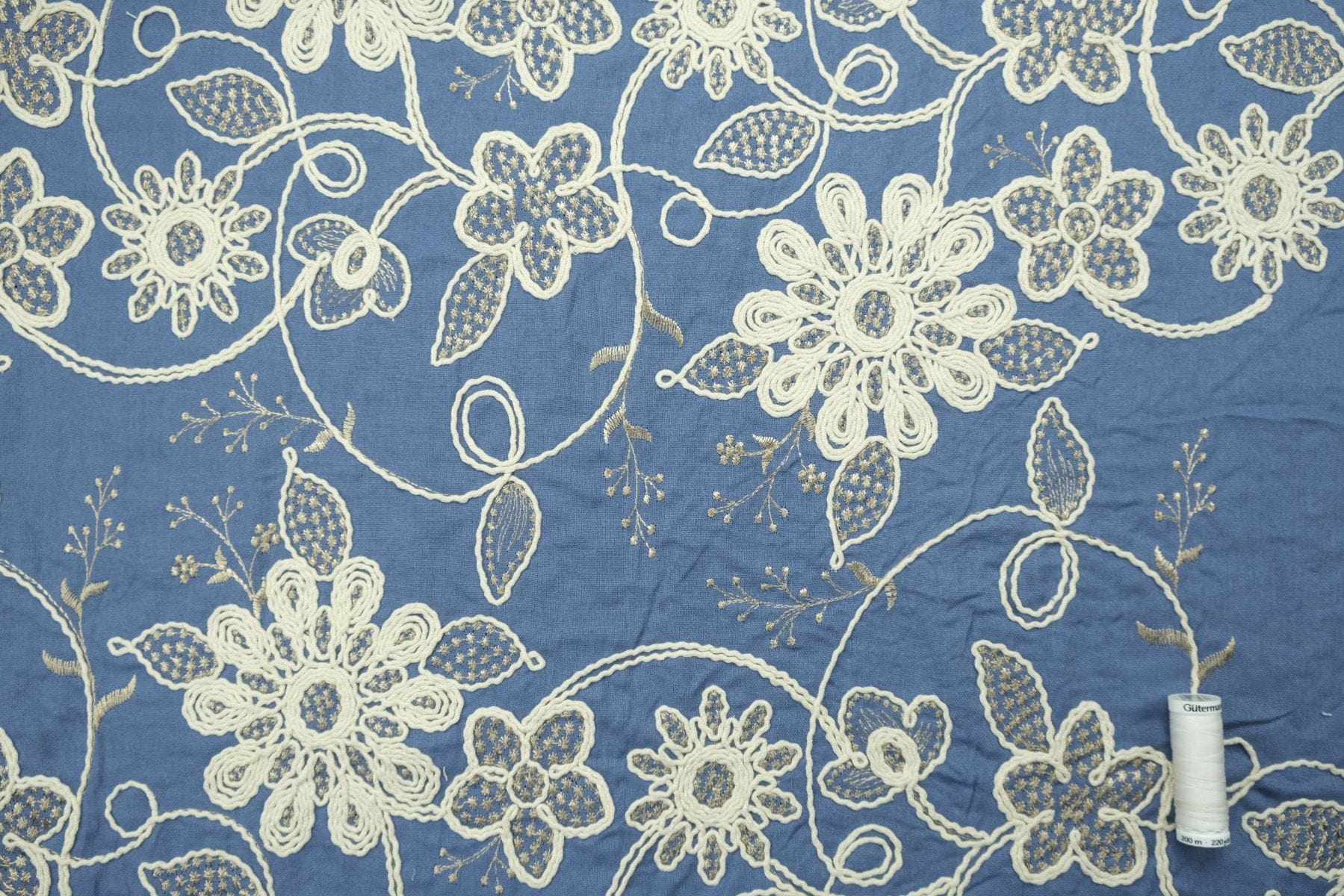 Leinenmix-Gewebe mit floraler Reliefstickerei - jeans