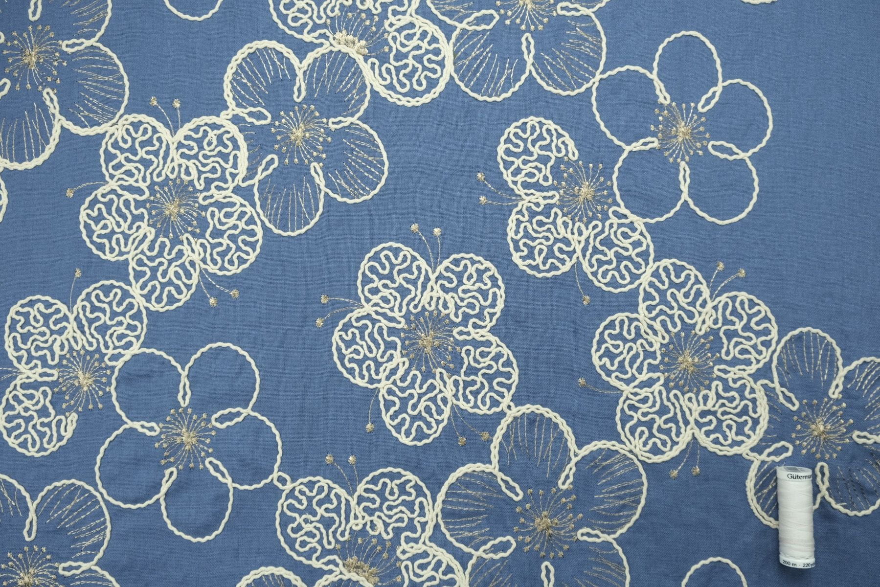 Leinenmix-Gewebe mit floraler Reliefstickerei - jeans