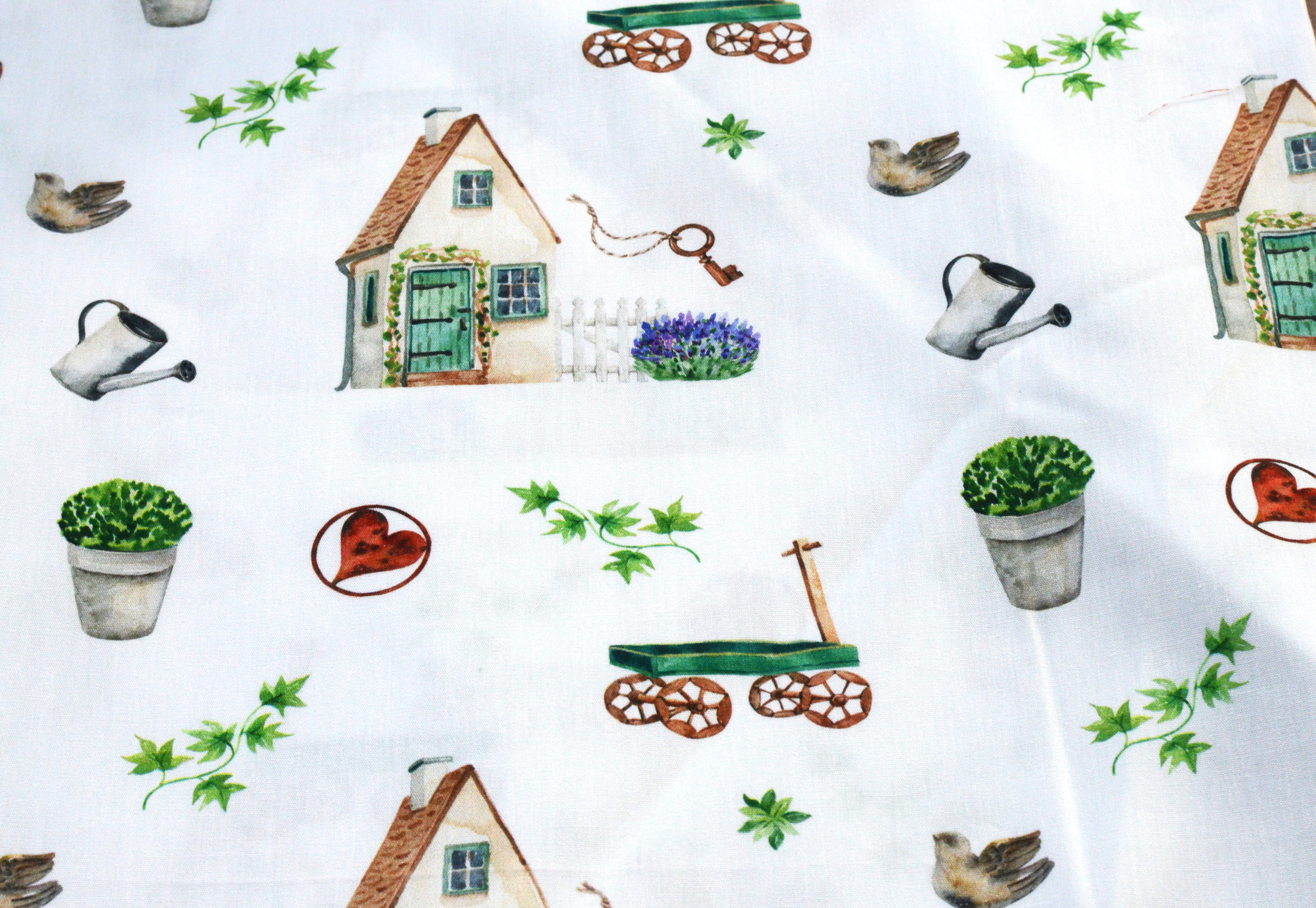 Baumwollstoff Digitaldruck Eigenproduktion "Little Cottage" mit Häuschen und Gartenutensilien - weiß
