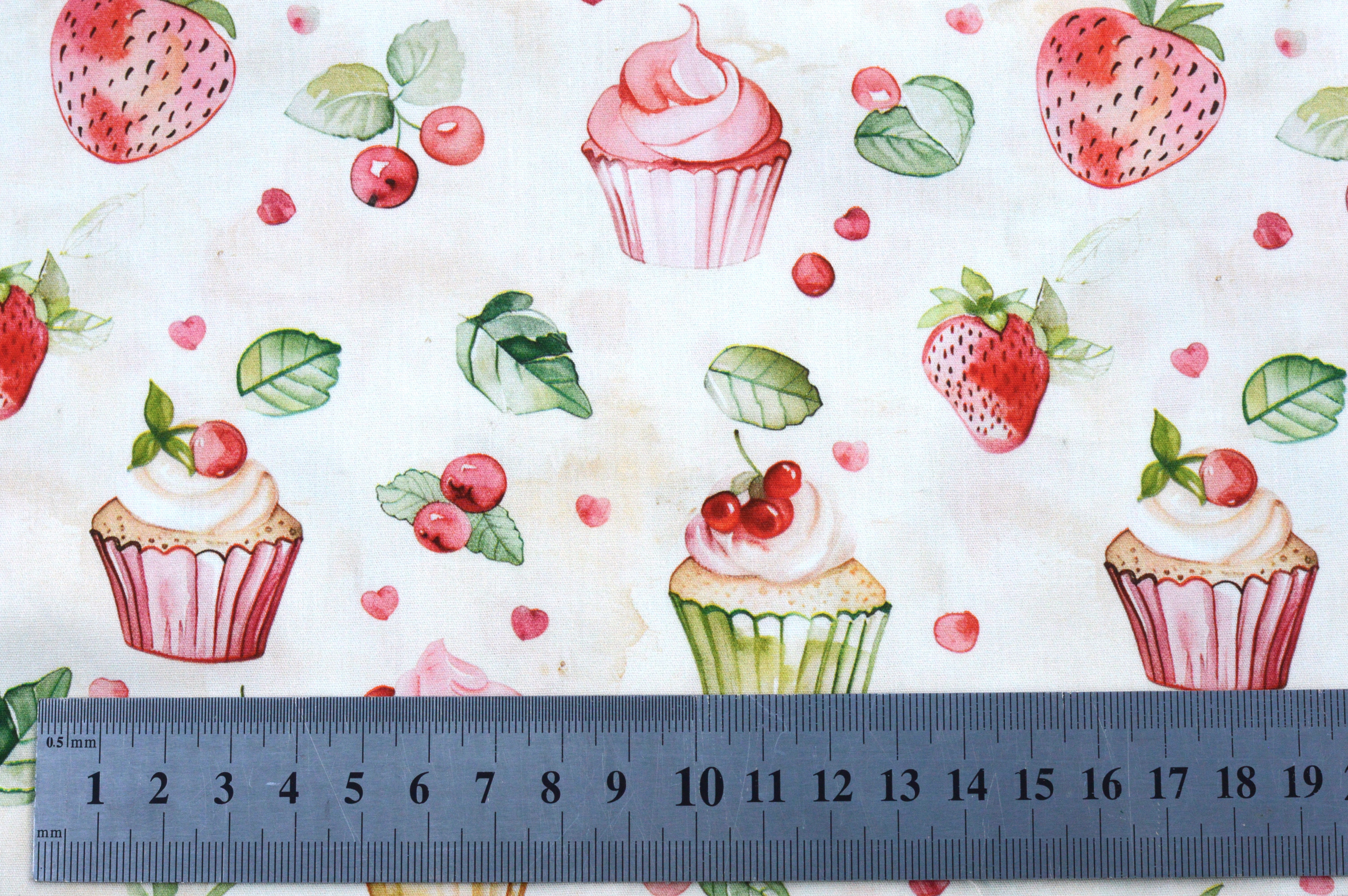 Baumwollstoff Digitaldruck Eigenproduktion mit Erdbeeren und Cupcakes - ecru