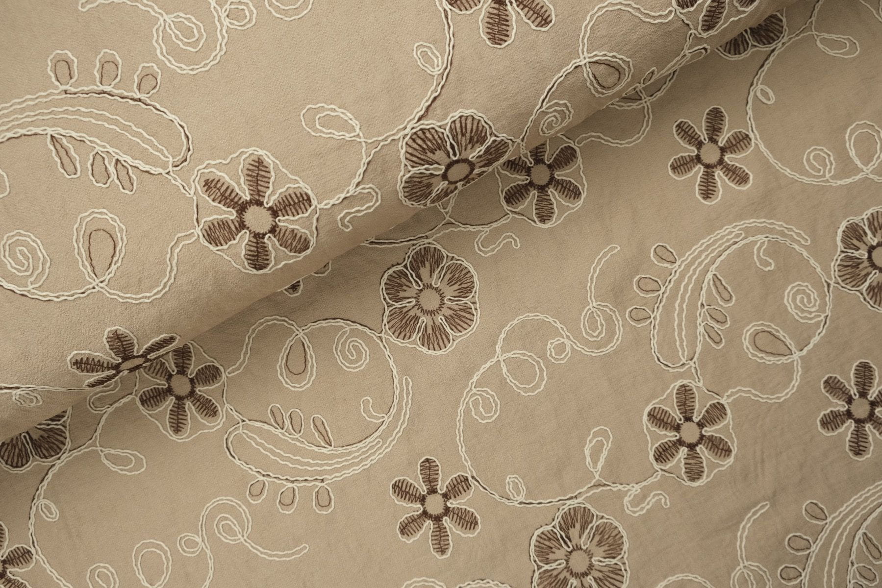 Viskose-Nylon-Mix mit floraler Flachstickerei - camel