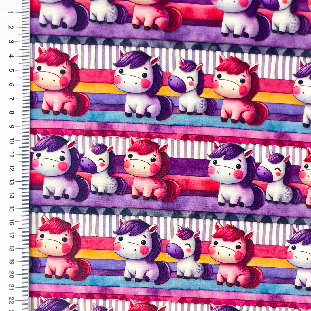 Baumwollstoff mit bunten Ponys auf Streifen in Pink und Lila - Digitaldruck auf Popeline für Kinderprojekte