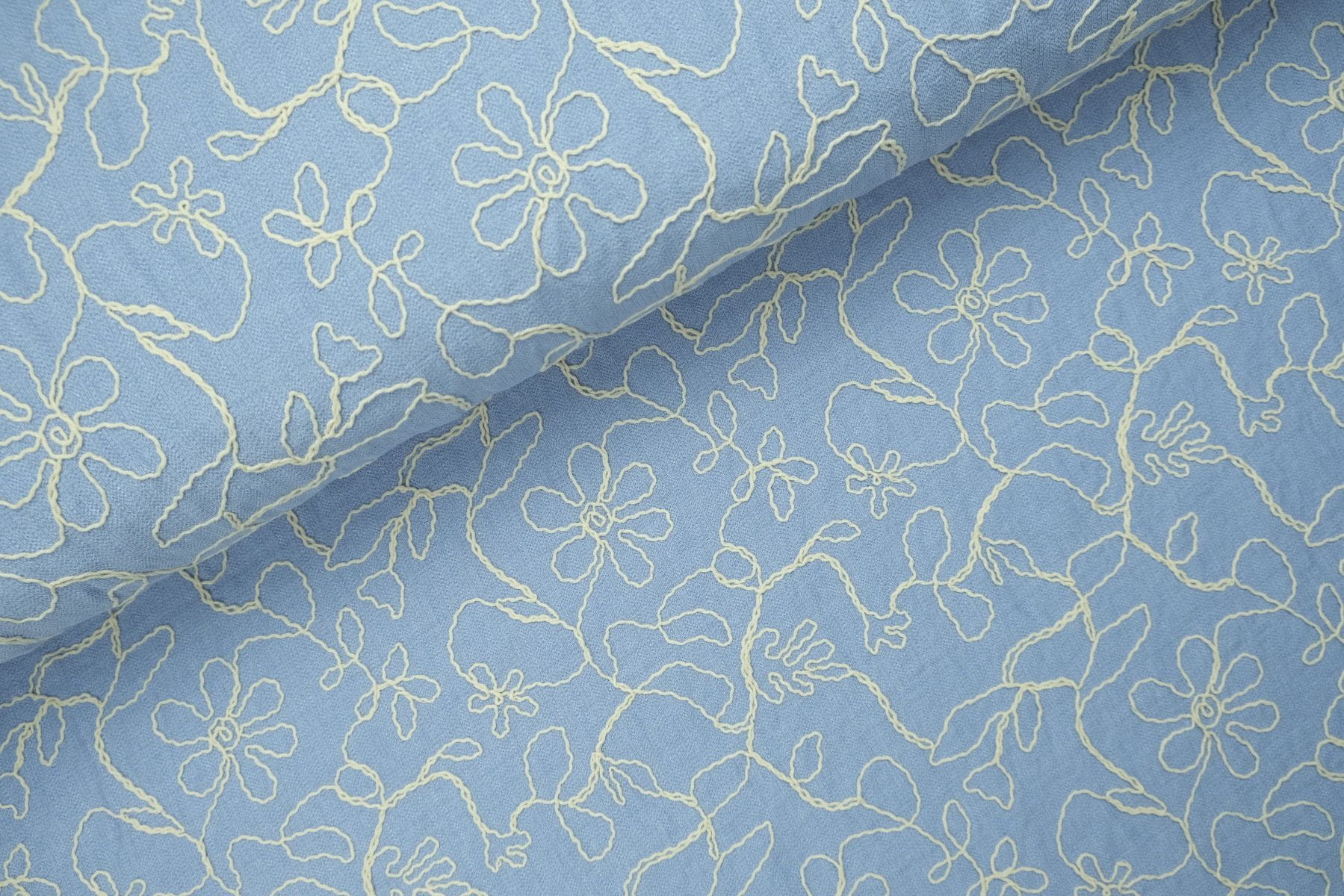 Viskose-Nylon-Mix mit floraler Flachstickerei - jeans