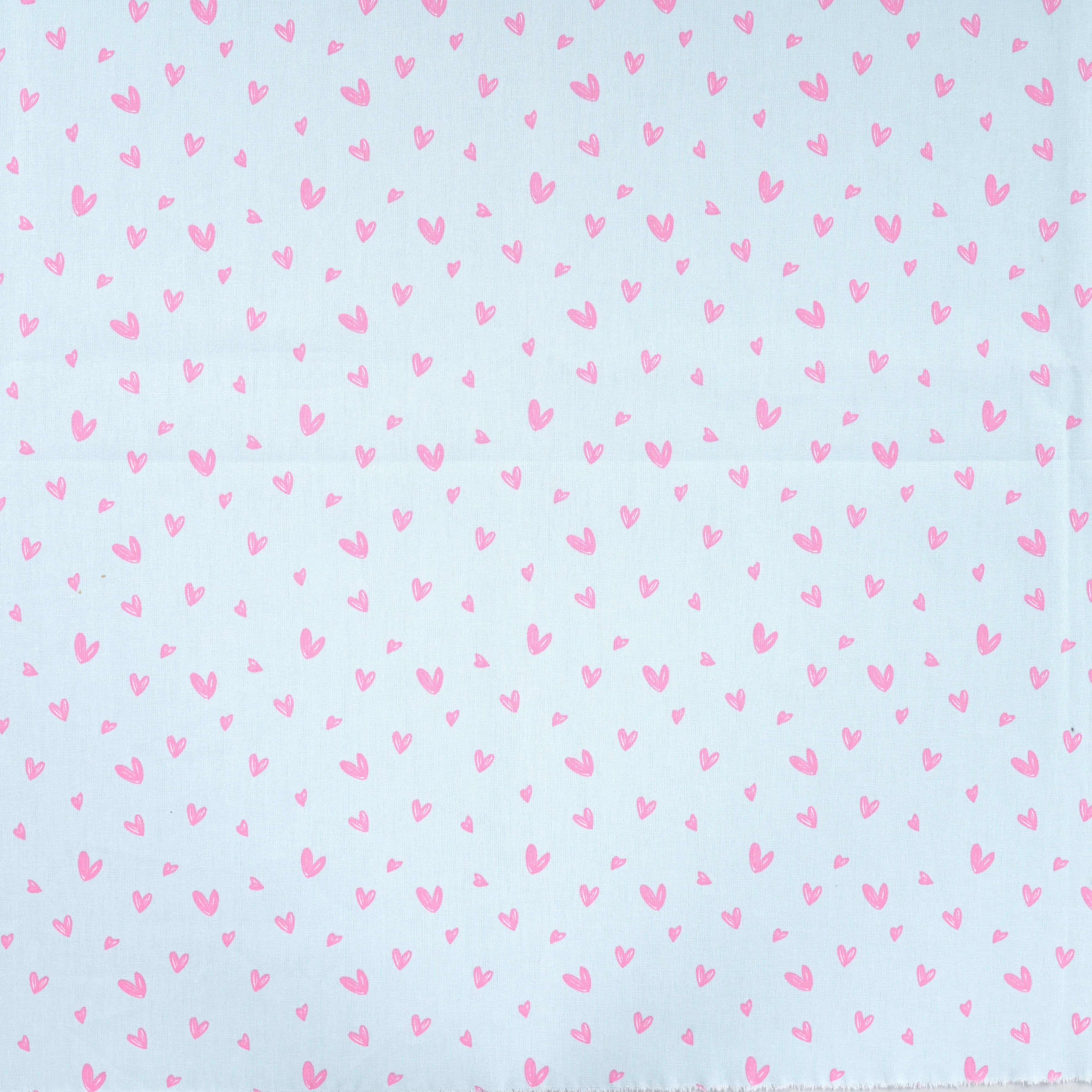 Hellblaue Baumwoll-Popeline mit kleinen rosa Herzchen - kindgerechtes Allover Muster auf Stoffbahn