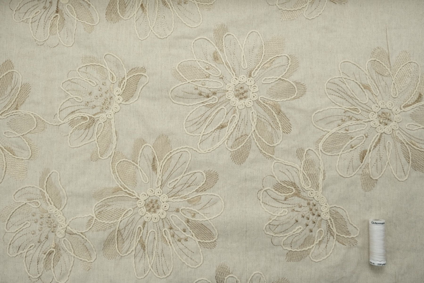 Leinenmix-Gewebe mit floraler Reliefstickerei - beige